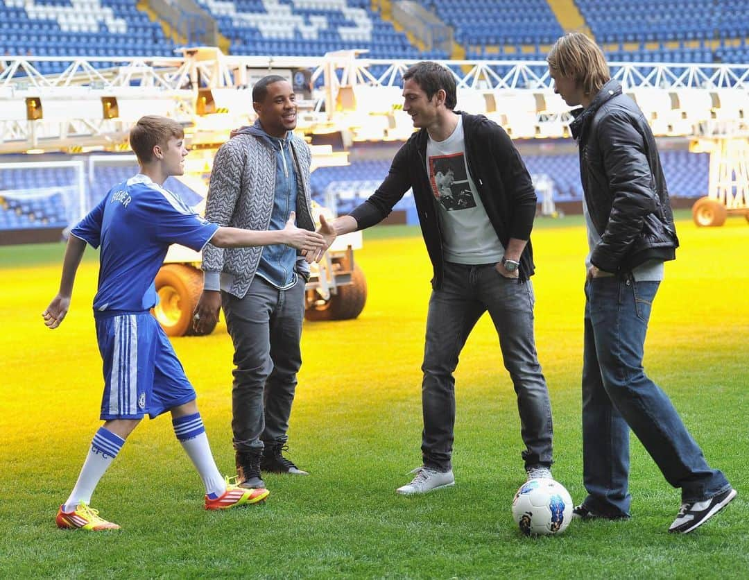 チェルシーFCさんのインスタグラム写真 - (チェルシーFCInstagram)「@justinbieber at the Bridge! Link in profile! 👊 @franklampard @fernandotorres #CFC #Chelsea #CFCthrowback」10月16日 1時59分 - chelseafc