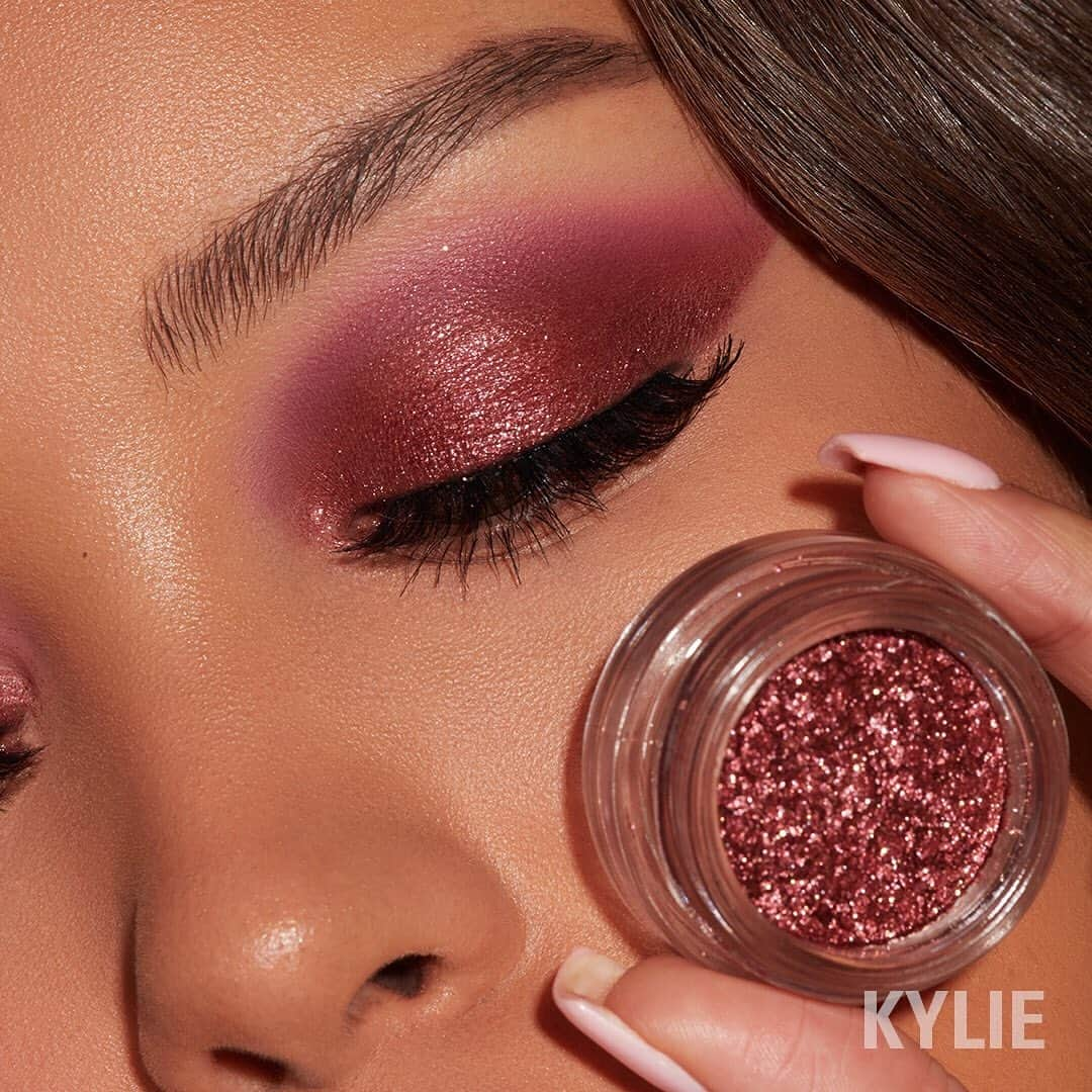 Kylie Cosmeticsさんのインスタグラム写真 - (Kylie CosmeticsInstagram)「Burnt Sienna shimmer eye glaze ✨ the perfect shade for fall 🍂 launching Friday 10.18 with 3 other new shades!」10月16日 2時07分 - kyliecosmetics