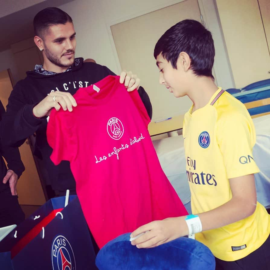 マウロ・イカルディさんのインスタグラム写真 - (マウロ・イカルディInstagram)「Une matinée très spéciale pour moi.  Merci @psg pour cette opportunité de retrouver ces petits et de partager un peu de temps avec eux. 🙏❤️」10月16日 2時10分 - mauroicardi