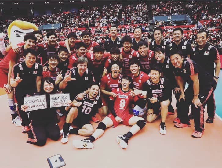 山本智大のインスタグラム：「ワールドカップ終わりました✨ 結果は8勝3敗で、4位となりました💦💦 初代表でしたがVNL、アジア大会、ワールドカップと多くの大会を経験することができました！ この経験を生かし、来週から開幕するVリーグ優勝に向け頑張っていきたいと思います。 たくさんの応援、メッセージありがとうございました！皆さんの応援が力になり勝つことができました！  また、台風19号により被災された方や今もなお避難されてる方々に、少しでも嬉しいニュースを届けられてたら幸いに思います！！ #ワールドカップバレー #4位 #龍神Nippon #Vリーグはバレーだよ #10/26日開幕 #堺ブレイザーズ #リベロ」
