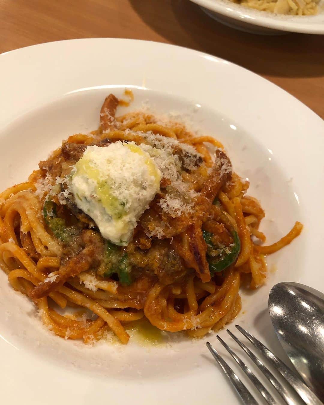 田中幸恵のインスタグラム：「___ . 昨日は珍しく、テスト帰りの息子と待ち合わせして　壁の穴笑 . 高3男子の近況を聞いて（いや、お互いほとんど食べることに熱中してたな）、お腹満腹🐷 . とにかく　ゆかりねーちゃんにもらった👻ハロウィンのうまい棒（コーンポタージュ味）を一人で食べ切ったことはしつこめに咎めといた😑 30本やで😳 . 食意地🐷🐷🐷 . 食欲の秋、真っ盛りです🐷♡」