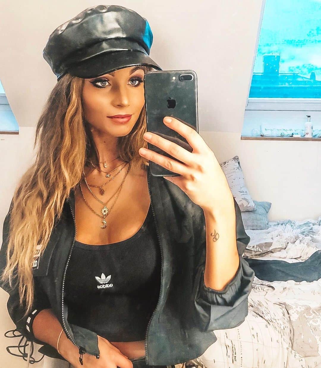 Keelaのインスタグラム：「Blivit besatt av hatt 🎩」
