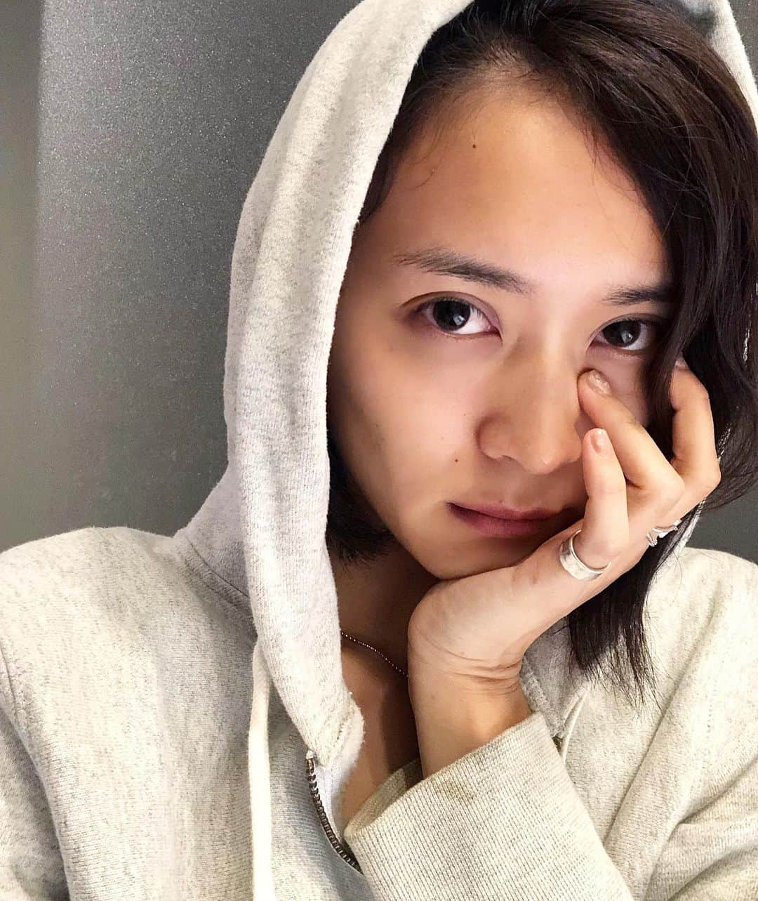 大社カリンさんのインスタグラム写真 - (大社カリンInstagram)「この間GRANJEというネイルブランドの撮影をしたヨ  GRANJEはお家で簡単にセルフでジェルネイルが出来るセットを売っていて撮影後、それを頂きました🤩  凄く、とても、本当に、クオリティが高くいつまでもプルプルツヤツヤでジェルネイル自体の持ちがいいです。色んな事をやってみたくてネイル用品を沢山買い足してしまいました。  私のこの爪のデザインは、UVレジンだし、樹脂だよな〜て思って昔ネイリストさんにやってもらったやつを見よう見まねでやった水滴ネイルです。アクリルパウダーを買い足してやりました。 トップコートだけのクリアな爪に水滴みたいにプクプクさせても可愛いかも😌🧡 本当におすすめですこれは！！！ #granje #グランジェ #ジェルネイルキット #ジェルネイルセルフ #ジェルネイル初心者 #ジェルポリッシュ #granje  #gelnails @granje_official」10月16日 2時53分 - karin_okoso