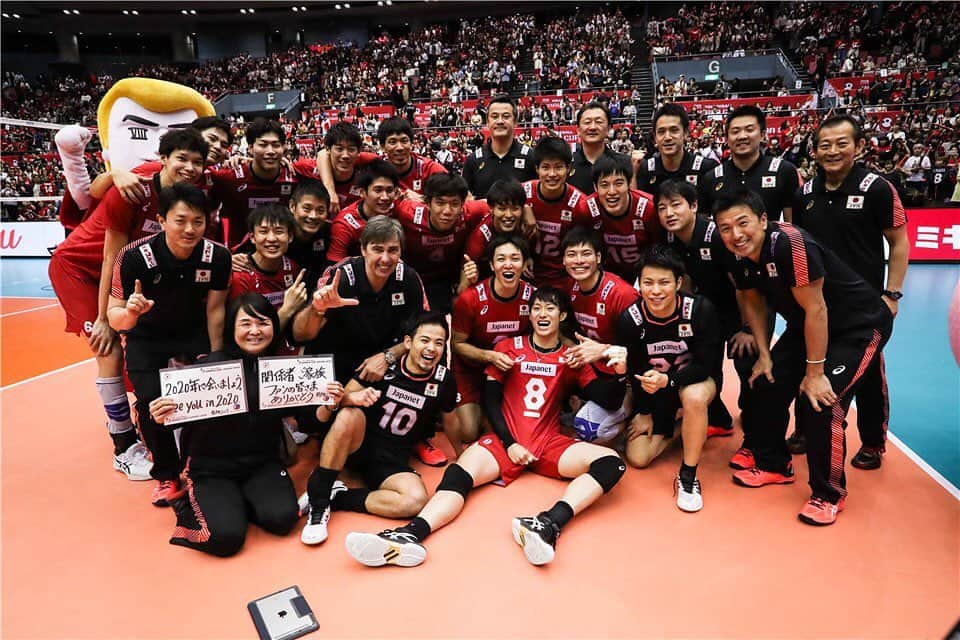 小野寺太志さんのインスタグラム写真 - (小野寺太志Instagram)「… vs 🇨🇦 3-2 WIN !!! 通算8勝3敗 4位でした。 今シーズンもたくさんの熱い応援 ありがとうございました🙌🙌 これからも龍神NIPPONの応援を よろしくお願いします🙆‍♂️ ジャニーズWESTの皆さんも毎日熱い声援を送って下さり、本当にありがとうございました😇 そして10/26にVリーグが開幕します！ JTサンダーズ広島の応援も よろしくお願いします🙇🙇 #1015 #龍神nippon #ワールドカップバレー #8勝目 #ジャニーズwest #BigShot #jtthunders広島 #Vリーグはバレーだよ」10月16日 2時54分 - taishi.o