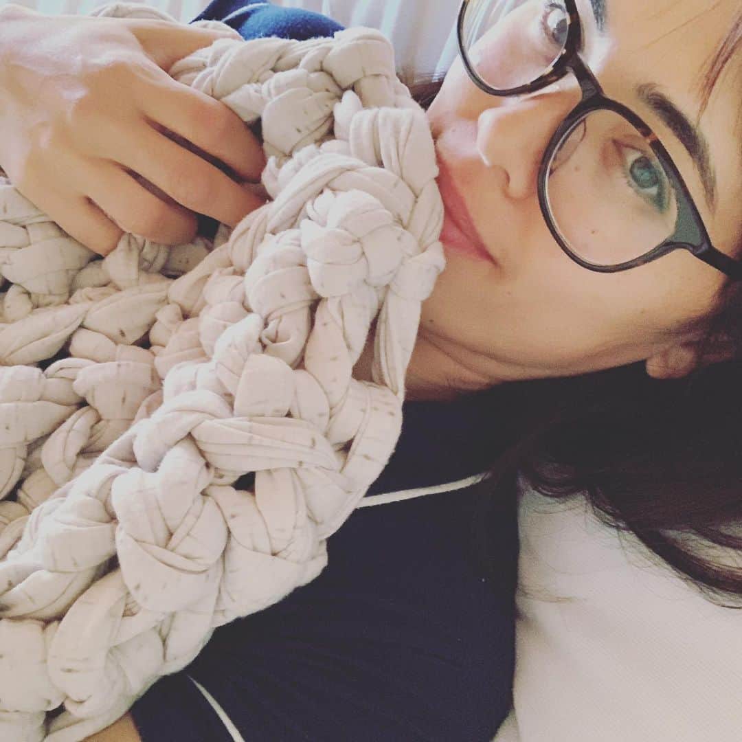 プリシラ・アーンのインスタグラム：「I loooooove my weighted blanket handmade with love by @sheltered.co  Each blanket is made using deadstock material (good for our 🌍) Mine is in the shade of oatmeal and I’m obsessed with squeezing the blanket in between my fingers (TMI?) @sheltered.co now has a physical shop downtown at @rowdtla along with @oddbirdcompany 💙When you’re all alone and need a hug, wrap one of these around your shoulders and just melt....」