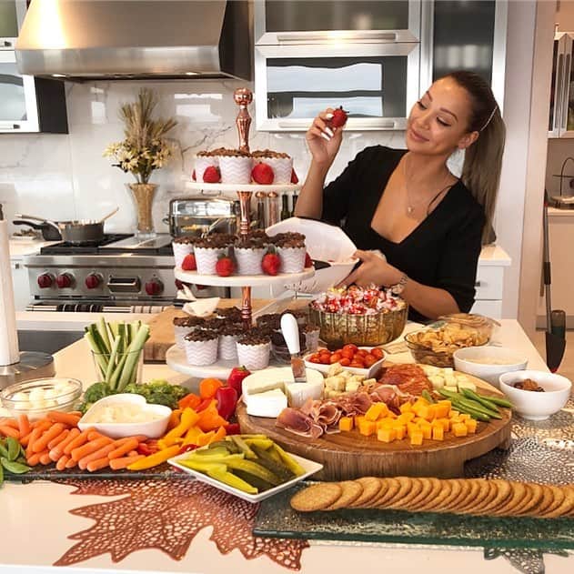 ダニー・リエルのインスタグラム：「Happy Gobble Gobble Day my Canadian friends! 🦃 (what a fat ass turkey! Reminds me of myself these days...😂) If I invited you to come feast with me, would you accept my invitation?! 🍽😋 #sharingiscaring #domesticated #PSimeatingleftoversrn」