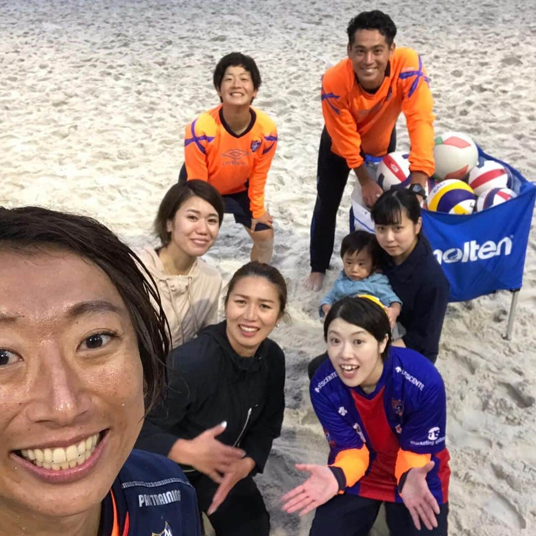 宮川紗麻亜さんのインスタグラム写真 - (宮川紗麻亜Instagram)「🌻 午後の部はビーチサッカーとビーチバレー🌟 雨の中で寒かったけど… 子供達はとても元気に楽しそにしてくれていたので良かった🎶 スタッフメンバーがサイコー過ぎて、自分達も楽しんじゃうパターンでした😜笑 #体育の日 #永福町体育館イベント#FC東京普及部 #スポーツイベント #beachsports #スポーツフェスティバル  #ビーチサッカー #beachsoccer #ビーチバレー #beachvolleyball #ウルトラQ」10月16日 3時23分 - sunflower__summer