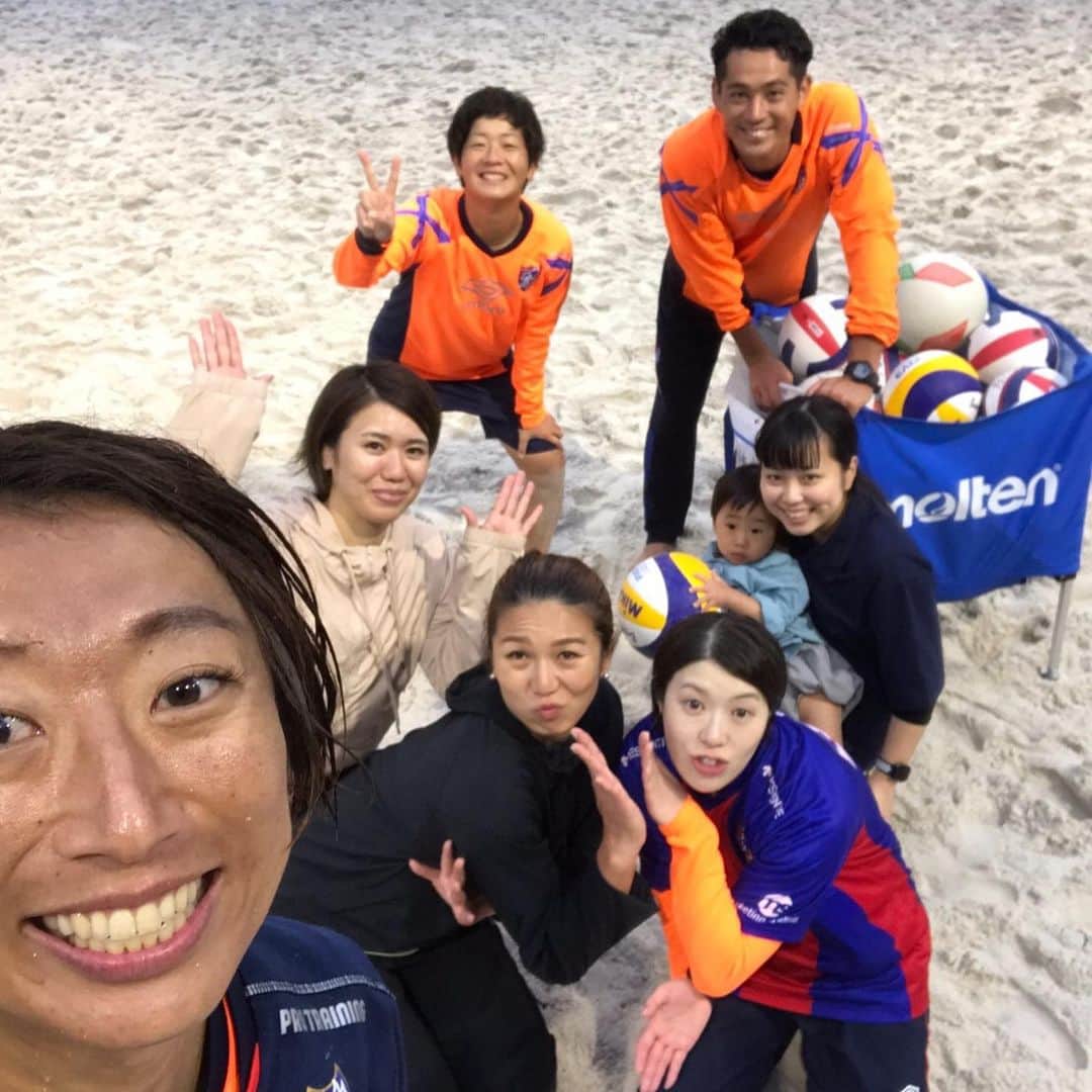 宮川紗麻亜さんのインスタグラム写真 - (宮川紗麻亜Instagram)「🌻 午後の部はビーチサッカーとビーチバレー🌟 雨の中で寒かったけど… 子供達はとても元気に楽しそにしてくれていたので良かった🎶 スタッフメンバーがサイコー過ぎて、自分達も楽しんじゃうパターンでした😜笑 #体育の日 #永福町体育館イベント#FC東京普及部 #スポーツイベント #beachsports #スポーツフェスティバル  #ビーチサッカー #beachsoccer #ビーチバレー #beachvolleyball #ウルトラQ」10月16日 3時23分 - sunflower__summer