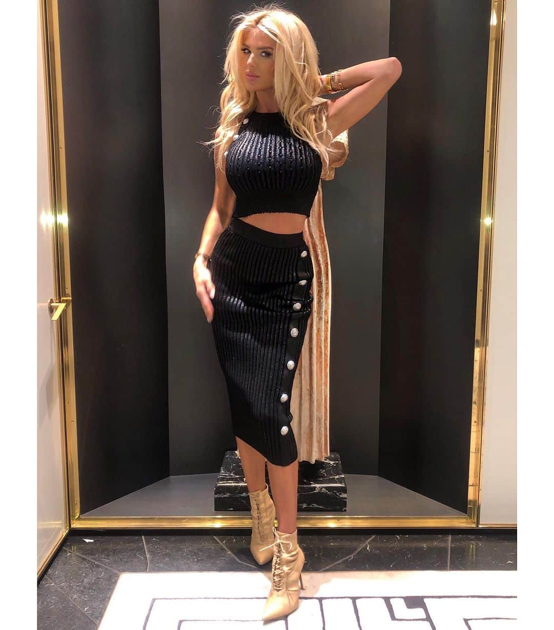 ヴィクトリア・シルヴステッドさんのインスタグラム写真 - (ヴィクトリア・シルヴステッドInstagram)「Loving the long pencil skirt trend this season ✔️ #ootd #balmain」10月16日 3時40分 - victoriasilvstedt