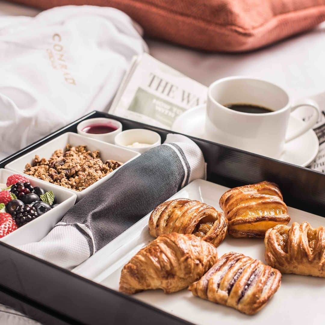 Conrad Hotelsのインスタグラム：「Go ahead and pinch yourself: the breakfast of your dreams is at @conradchicago.」