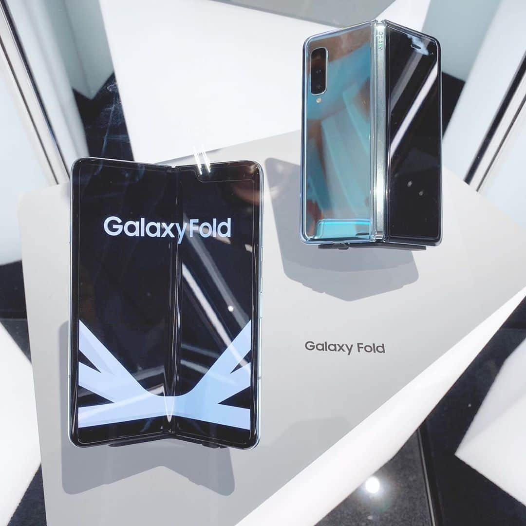 Ayanoのインスタグラム：「Galaxy Fold📱📖 . Japanese special edition with “Galaxy” logo on the hinge. #galaxy #galaxyfold #samsung」