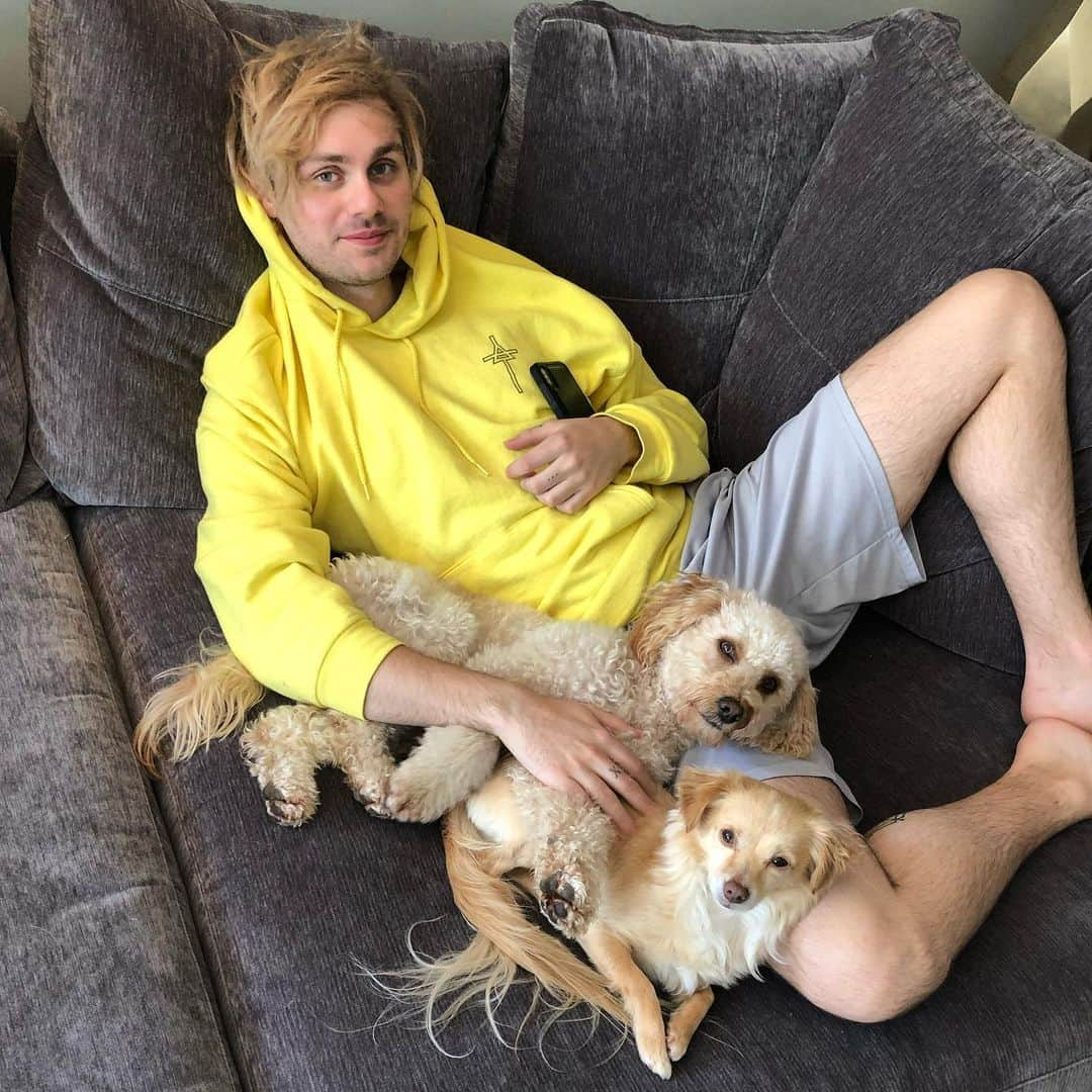 マイケル・クリフォードさんのインスタグラム写真 - (マイケル・クリフォードInstagram)「they don’t call me dog lord for nothin’. -stop looking at my legs-」10月16日 4時04分 - michaelclifford