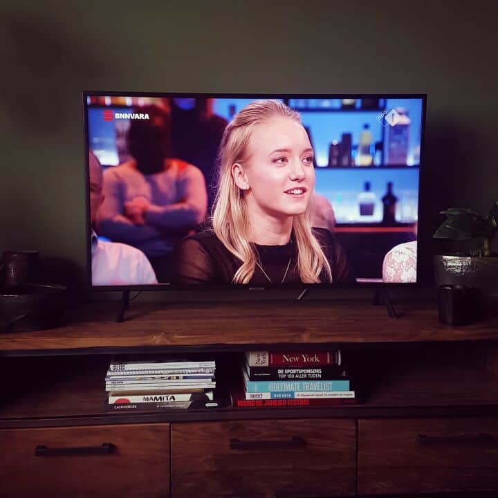 リーケ・ウェイファースのインスタグラム：「This was a funny home-coming! I turned on the TV and the first person I saw was myself, talking about our succesful Worlds💫🙆 It feels a little weird, to finally be back, and realising that everything what we've been working for, for soo long, was done, in the way we wanted it! 😇 I remember the last night at home, before I left for Stuttgart, we felt ready, excited but also very nervous to finally go to Worlds, going for that 1 chance! And we did it! Now that journey came to an end but defenitely no worries but joy: the journey towards Tokyo certainly continues and the Olympic year is finally about to start in REAL!!! 😍 I will let that sink in a little bit, make new plans and get myself recovered and ready for next year!! ♡  Thanks for ALL the support towards this moment, and thank you for the nice messages!! ❤ Much LOVE to you all! To watch this interview, find the link in my bio! xoxo  #dreamteam #Olympics #Tokyo2020 #TwinTokyo2020」