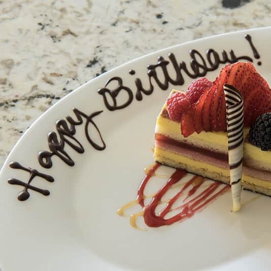Trump Waikikiさんのインスタグラム写真 - (Trump WaikikiInstagram)「Presenting a scrumptious cake topped off with fresh berries to celebrate your Happy Birthday with us at Wai`olu Ocean Cuisine. #trumpwaikiki #waioluoceancuisine トランプワイキキでお誕生日をお祝いしませんか。 #トランプワイキキ #5つ星ホテル #ワイオルオーシャンキュイジーヌ」10月16日 4時38分 - trumpwaikiki