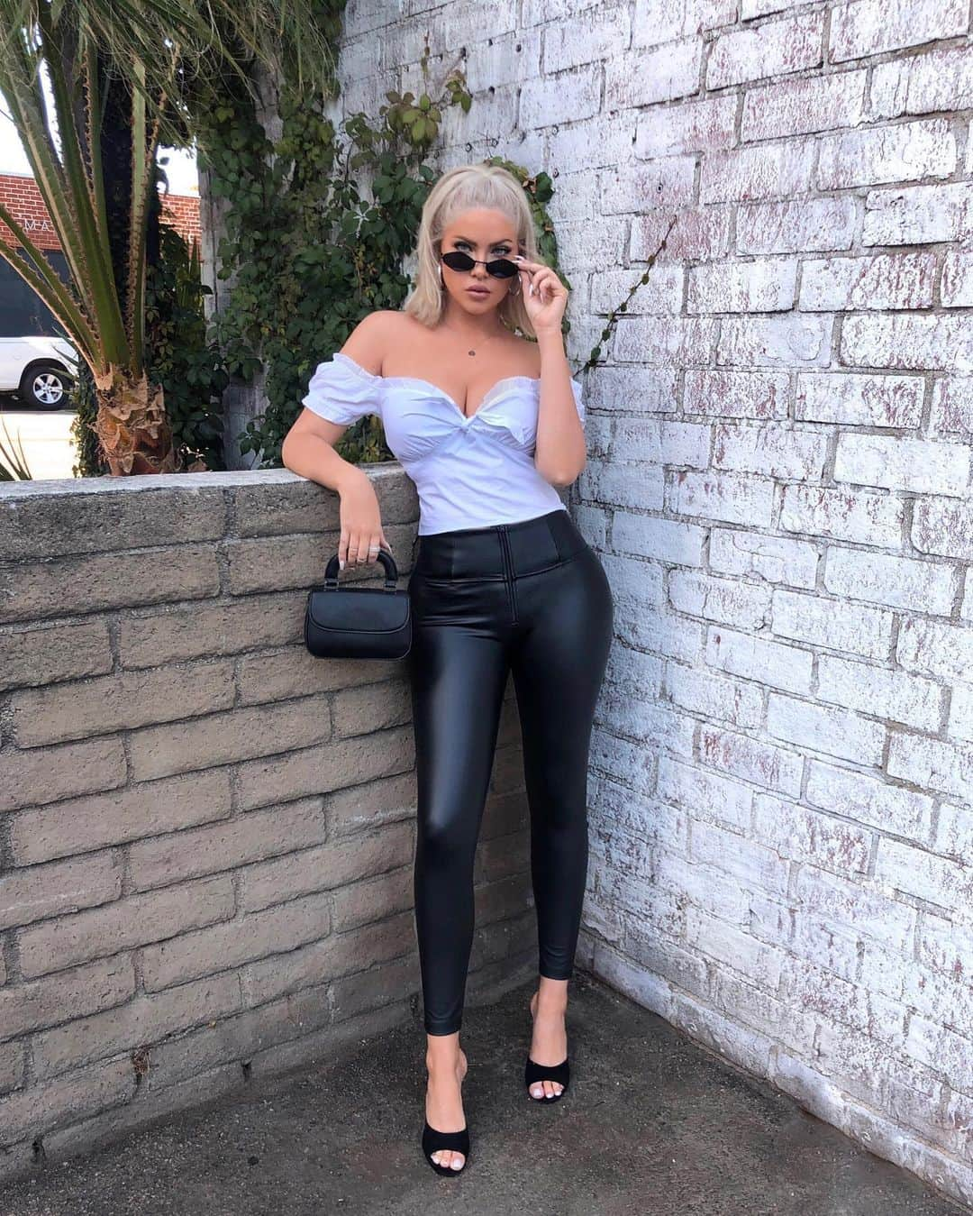 Olivia Piersonさんのインスタグラム写真 - (Olivia PiersonInstagram)「Call me Sandra D 🕶👖🖤 rocking @freddystoreusa | @freddyausnz pants today! 👖」10月16日 4時31分 - oliviapierson