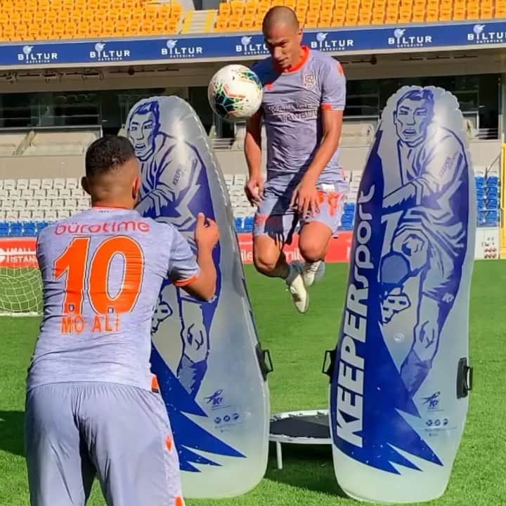 のインスタグラム：「Crazy training skills with @moalifc 🔥⚽ Always scoring the top corners like usual 😉🎥 @zeyumwang Her zamanki gibi 💯de💯🔥 #ibfk #G88」