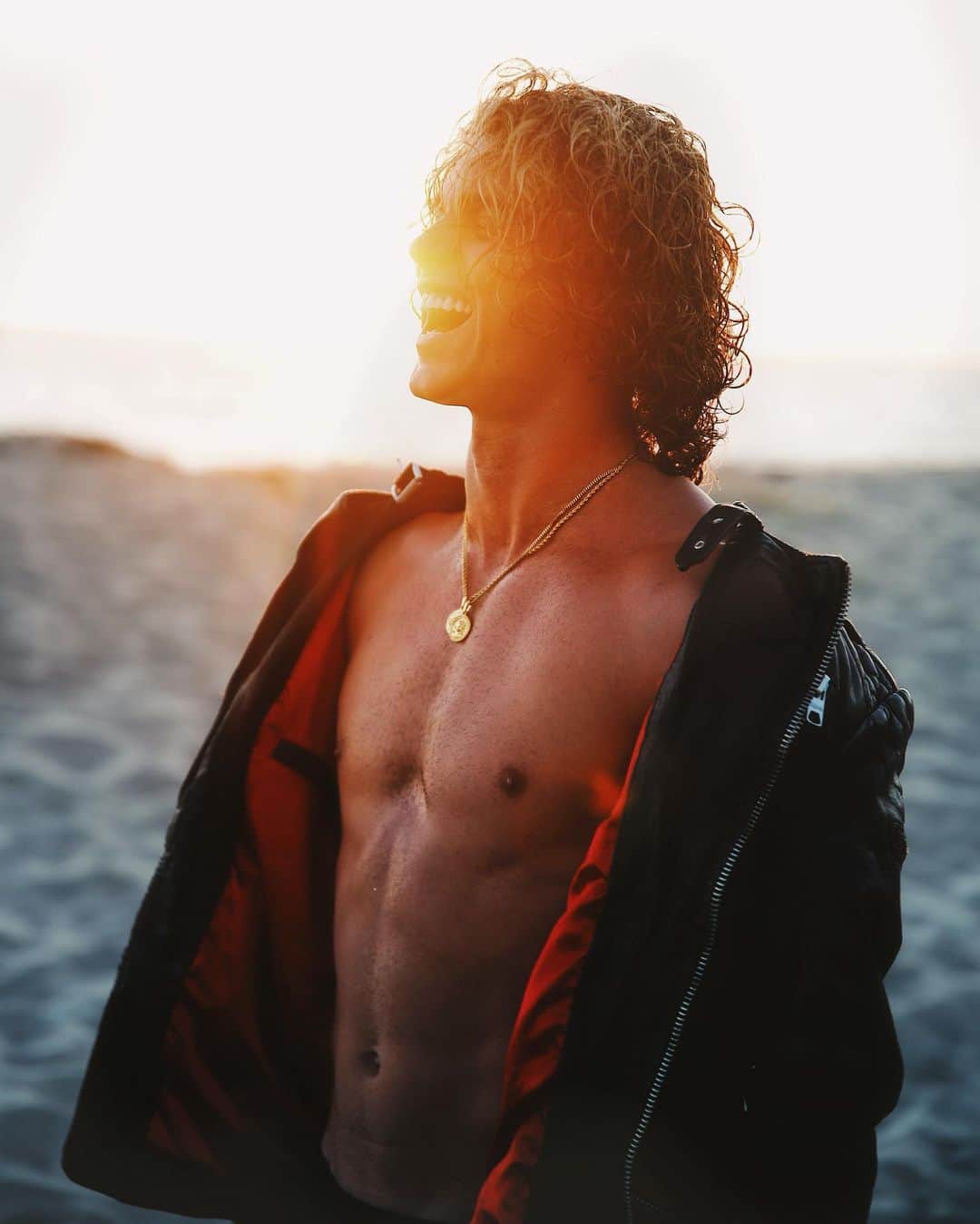 ジェイ・アルヴァリーズのインスタグラム：「Disappeared to Bali last week.. 🔆 Sometimes just want to hop on a long flight to clear the mind a bit..」