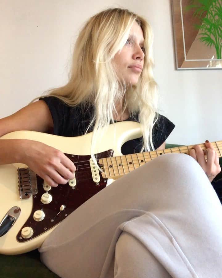 ケイリン・ルッソのインスタグラム：「I’m coming down. Sex on airplane higher than everybody else. Look me in my eyes,  Tell me you would never want nobody else. Sweeter than nicotine coursing through my body, be my guest. Sex on airplane higher than everybody else. 🛬🛫」