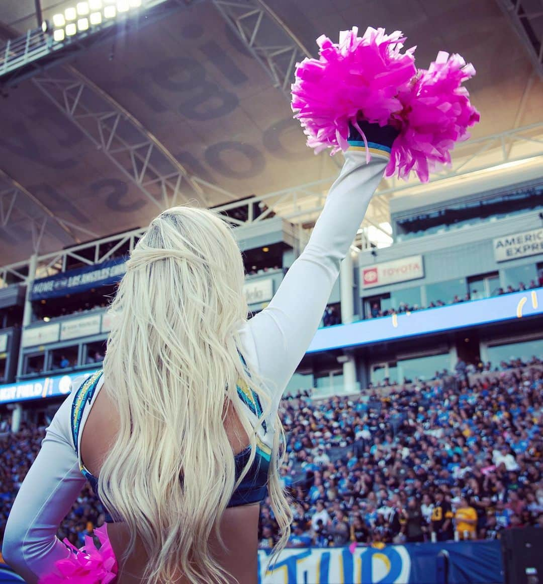 ケェーリン・セブンさんのインスタグラム写真 - (ケェーリン・セブンInstagram)「Nothing like it! 🏈📣 #sundaynightfootball #boltup #breastcancerawareness @chargers @thechargergirls」10月16日 4時56分 - kaylynslevin