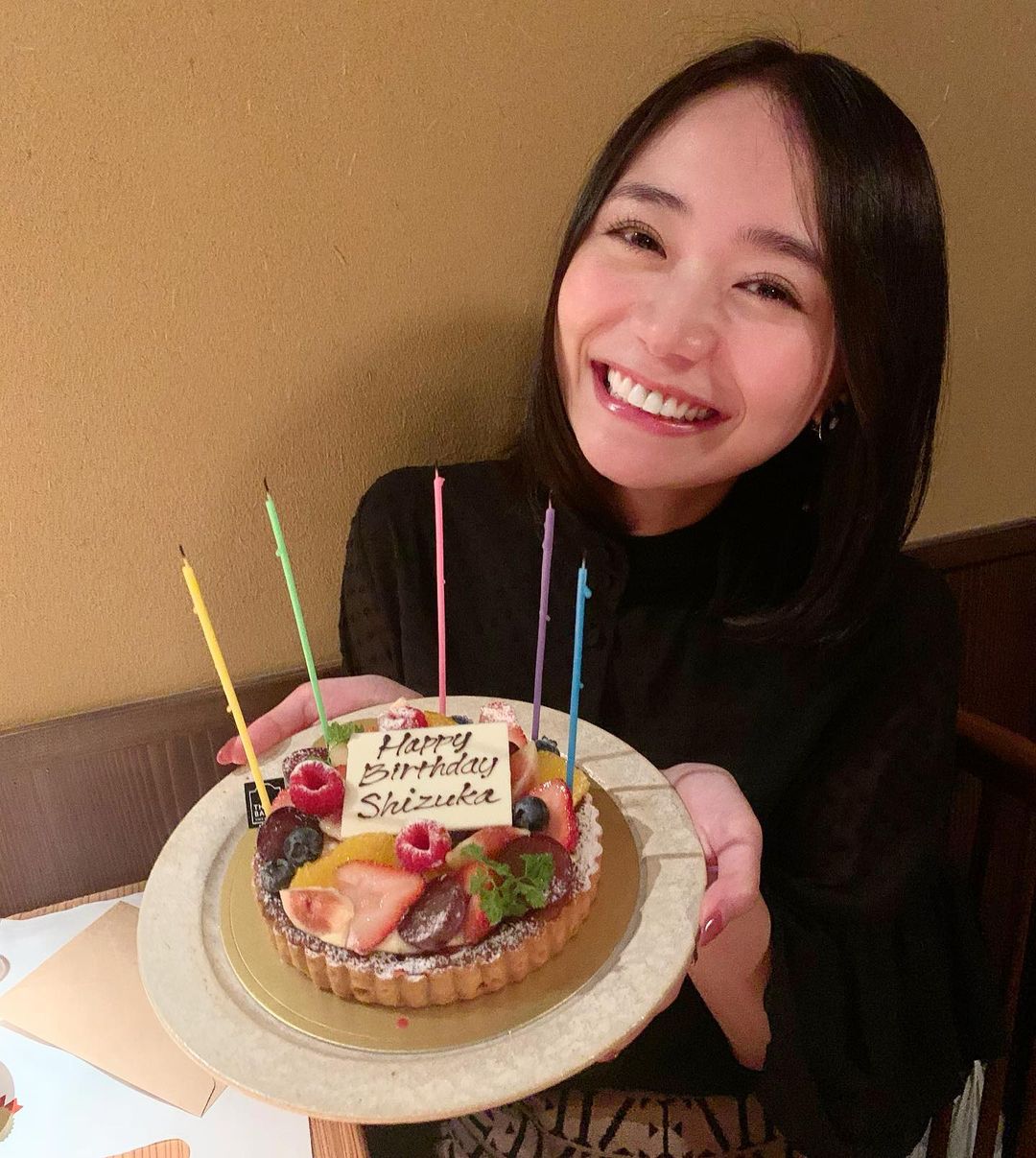 緑川静香さんのインスタグラム写真 - (緑川静香Instagram)「まさかの  親友からのサプライズすぎる誕生日お祝いw  嘘やろ？ってくらいの時差だけど逆にサプライズすぎて嬉しいです😂  ありがとう❤️ #birthday #happybirthday #birthdaycakes #smile #surprise  #ビックリどころじゃないw #一瞬分からんかった #でもまじ嬉しい #形としてお祝いしてなかったからって #ありがとうまなみ #いい一年にします」10月16日 4時57分 - midorikawa_shizuka