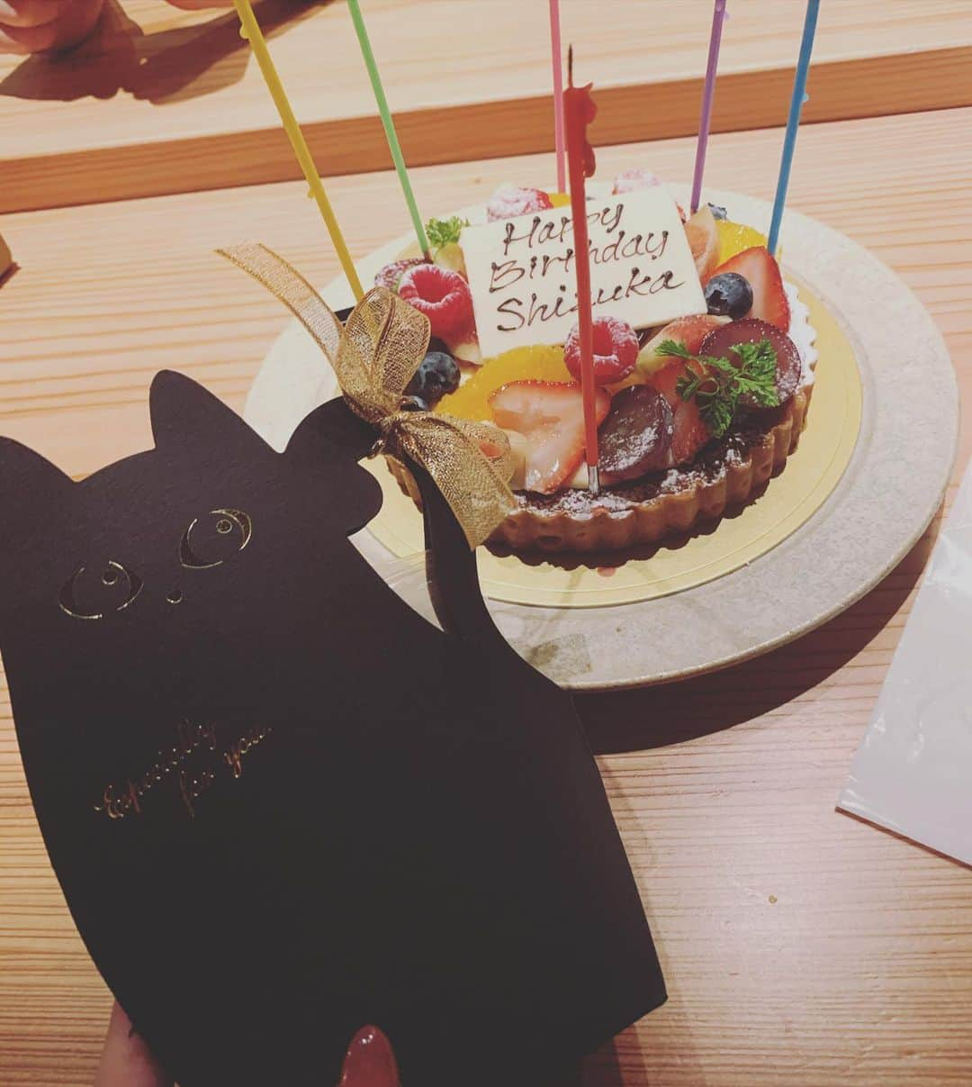 緑川静香さんのインスタグラム写真 - (緑川静香Instagram)「まさかの  親友からのサプライズすぎる誕生日お祝いw  嘘やろ？ってくらいの時差だけど逆にサプライズすぎて嬉しいです😂  ありがとう❤️ #birthday #happybirthday #birthdaycakes #smile #surprise  #ビックリどころじゃないw #一瞬分からんかった #でもまじ嬉しい #形としてお祝いしてなかったからって #ありがとうまなみ #いい一年にします」10月16日 4時57分 - midorikawa_shizuka