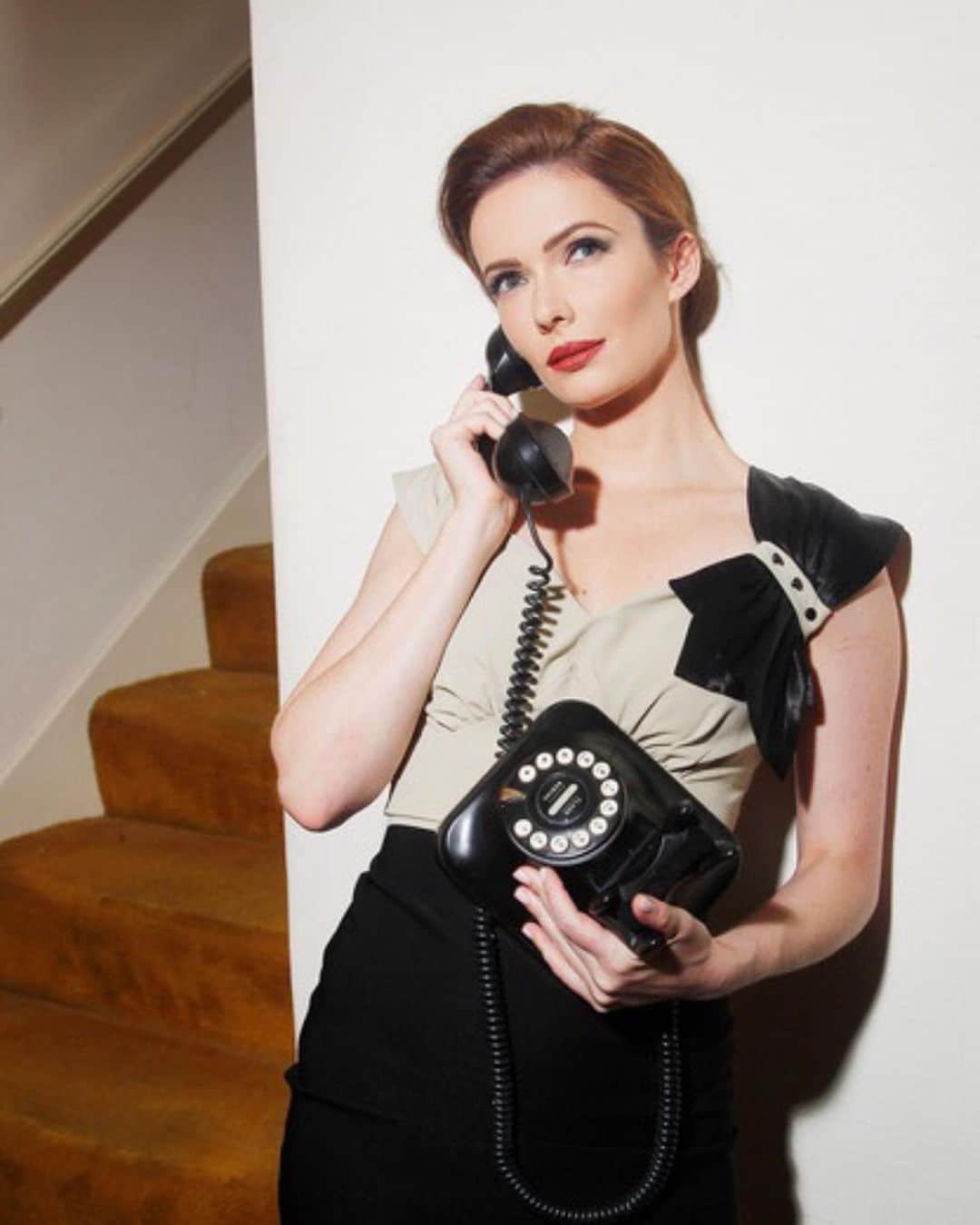 ビッツィー・トゥロックのインスタグラム：「The Staircase series by my incredible photographer friend @ecarenphoto. I love period hair/makeup/wardrobe 💓#throwback #noir #elisabethcaren」