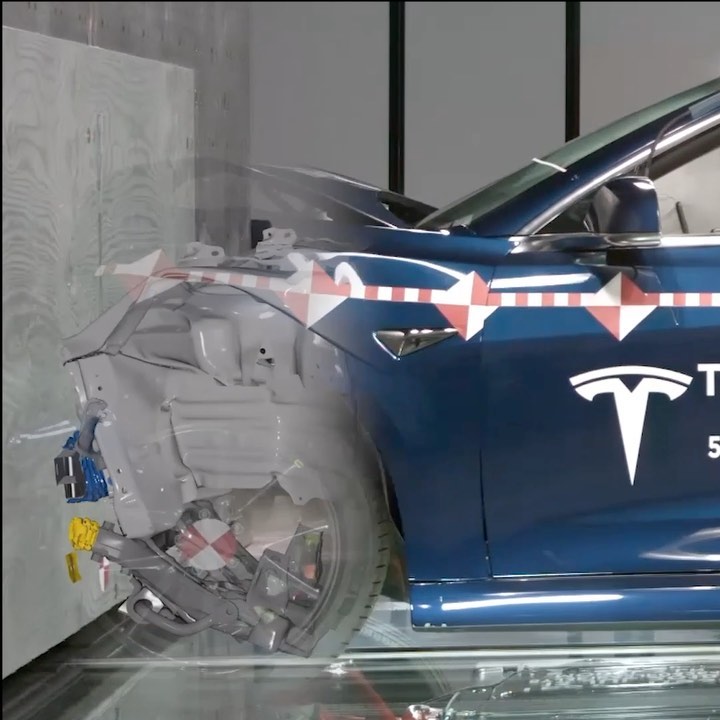 Teslaのインスタグラム：「We run thousands of crash simulations to ensure our vehicles are among the safest on the road. See our Youtube video for a sneak peek of our crash lab: https://youtu.be/IoNe7QMumaM」