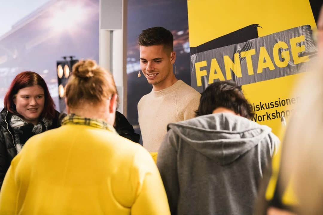 ボルシア・ドルトムントさんのインスタグラム写真 - (ボルシア・ドルトムントInstagram)「🤔 How to spend a Tuesday evening? With our Fans! 🖤💛 #Fantage」10月16日 5時30分 - bvb09