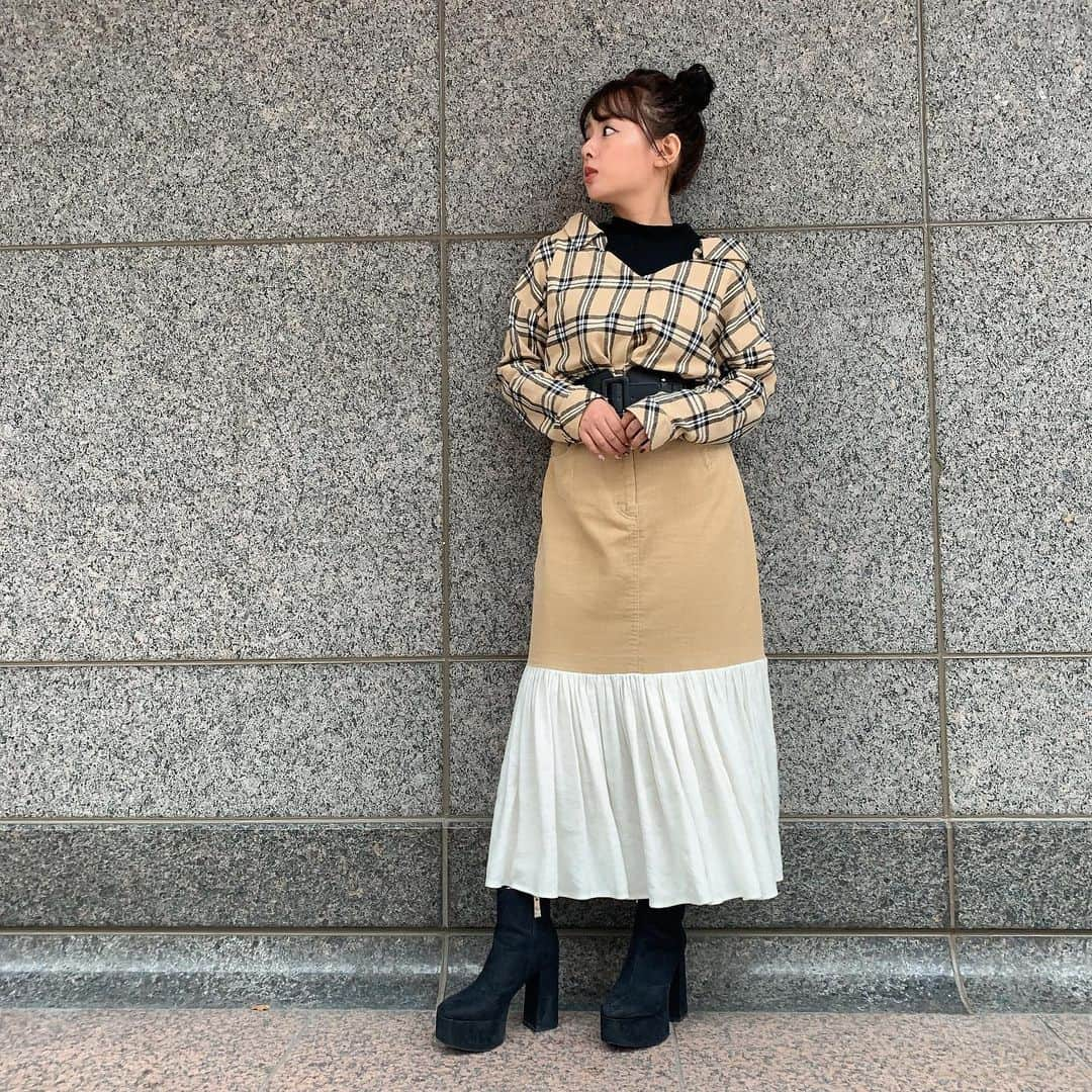 山田菜々さんのインスタグラム写真 - (山田菜々Instagram)「重ね着みたいにみえるけど、﻿ 実は1枚だけでさらっと着てます。﻿ 首元の黒はもともとついてました☺︎﻿ ﻿ 下のスカートはマーメイド型に﻿ ふわ〜っとしたシルエットでアリエルの気分♡笑﻿ ﻿ 急激に冷え込んで寒いけれど、﻿ やっとニットカーディガンとかジャケットの﻿ 季節が舞い降りてきて少しうれしいなっ。﻿ ﻿ 風邪注意！！！ #アベプラ #152cm」10月16日 16時58分 - tannana.yamada