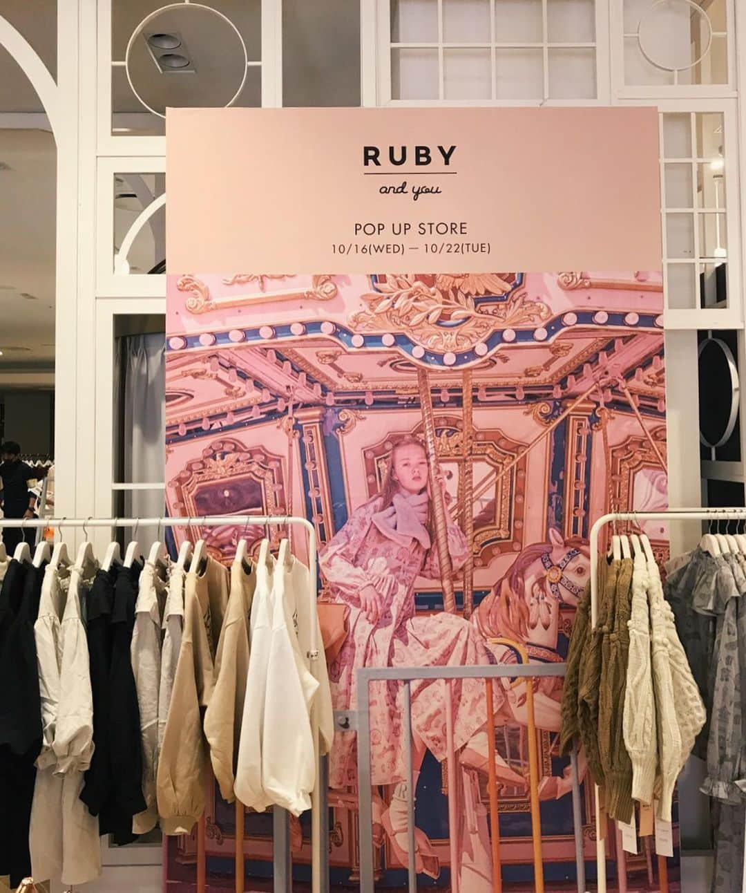 AMOさんのインスタグラム写真 - (AMOInstagram)「RUBY AND YOU  POP UP SHOP 大阪 本日スタートしました🎊 阪急うめだ本店 3階 プロモーションスペース31にて 10/22 (火祝) まで開催しています🎠 ・ ニットやアウター類などweb store未入荷のアイテムも含め、 今季のアイテムをフルラインナップでご用意しています🧶🧥 ご試着もできますので、ぜひじっくりお買い物を楽しんでいただけると嬉しいです😊  最終日 10/22 (火祝) のわたしの来店イベントも遊びにきてくださいね〜🥳 ・ ・ ⟰POP UP SHOP OSAKA⟰ 【場所】阪急うめだ本店3F プロモーションスペース31 【日程】10/16(水)～10/22(火祝) ══════════════════ ディレクターAMO来店イベント ───────────────── ”LOOK BOOK お渡し会” 【日程】10/22(火祝)12:00〜 【参加条件】 期間中、阪急うめだ本店POP UP SHOPにて税込15,000円以上お買い上げのお客様にイベント参加整理券を配布致します。 (1)事前配布券：10/16(水)～10/21(月)…先着70名 (2)当日券：10/22(火祝)イベント開始前まで…先着10名 【定員】先着80名様 【内容】整理券をお持ちのお客様へ、ディレクターAMOより限定LOOK BOOKをプレゼントさせて頂きます。 ※先着のため、整理券が無くなり次第終了となります。 ══════════════════ 阪急うめだ本店POP UP SHOP限定ノベルティ ───────────────── 【アイテム】オリジナルスマホリング 【プレゼント条件】 POP UP SHOPにて、RUBY AND YOUの商品を15,000円(税込)以上お買い上げのお客様 【定員】先着100名様 ※先着のため、限定数に達し次第終了となります。 ══════════════════ 数量限定カラーアイテム ───────────────── 【アイテム】サスペンダーリボンレーススカート／BEIGE 数量限定カラーをPOP UP SHOPにて先行発売致します。 ※先着のため、限定数に達し次第終了となります。 ━━━━━━━━━━━━━━━━━ . #rubyandyou #hankyuumeda」10月16日 15時28分 - amo_whale