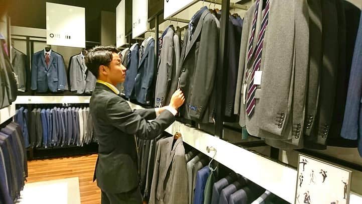 仙頭啓矢さんのインスタグラム写真 - (仙頭啓矢Instagram)「先日、イオンモール京都桂川店でトークショーとサイン会をさせて頂きました。その時に、いつもお世話になっているスーツサプライヤーの株式会社ONLY様のスーツを着用させて頂きました。いつもこのスーツを来て、試合時の遠征移動をしています。ONLYイオンモール京都桂川店で店員さんとしての体験をさせて頂きました。従業員の方々ありがとうございました😊  #京都サンガ #株式会社ONLY #イオンモール京都桂川」10月16日 15時42分 - keiyasento