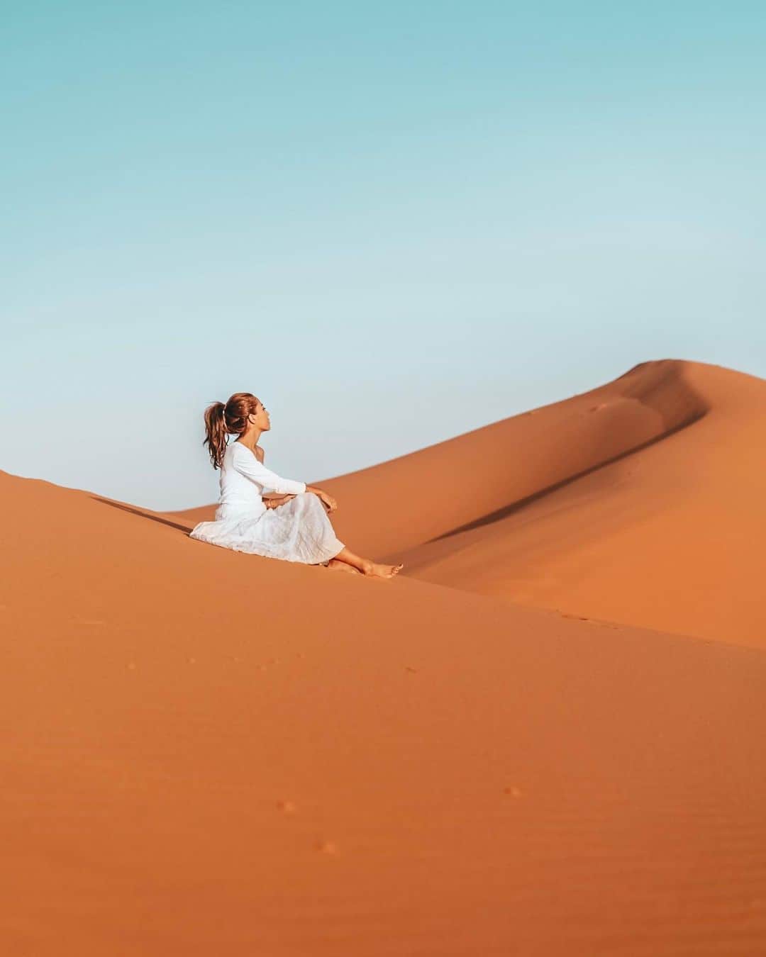 福井仁美さんのインスタグラム写真 - (福井仁美Instagram)「White and Sand🐫 📍Sahara Desert ─────────────── 忙しい時に砂漠の写真見ると癒される。 iMacのもともとはいってるデスクトップと同じ砂丘🖥 今月はまた一社決算だからてんやわんやで甘いものたべまくり〜🍰 ジム行きたい…運動しなきゃ！ ・ #desert #desertphotography #saharadesert #morocco #モロッコ #サハラ砂漠」10月16日 15時41分 - hitton28