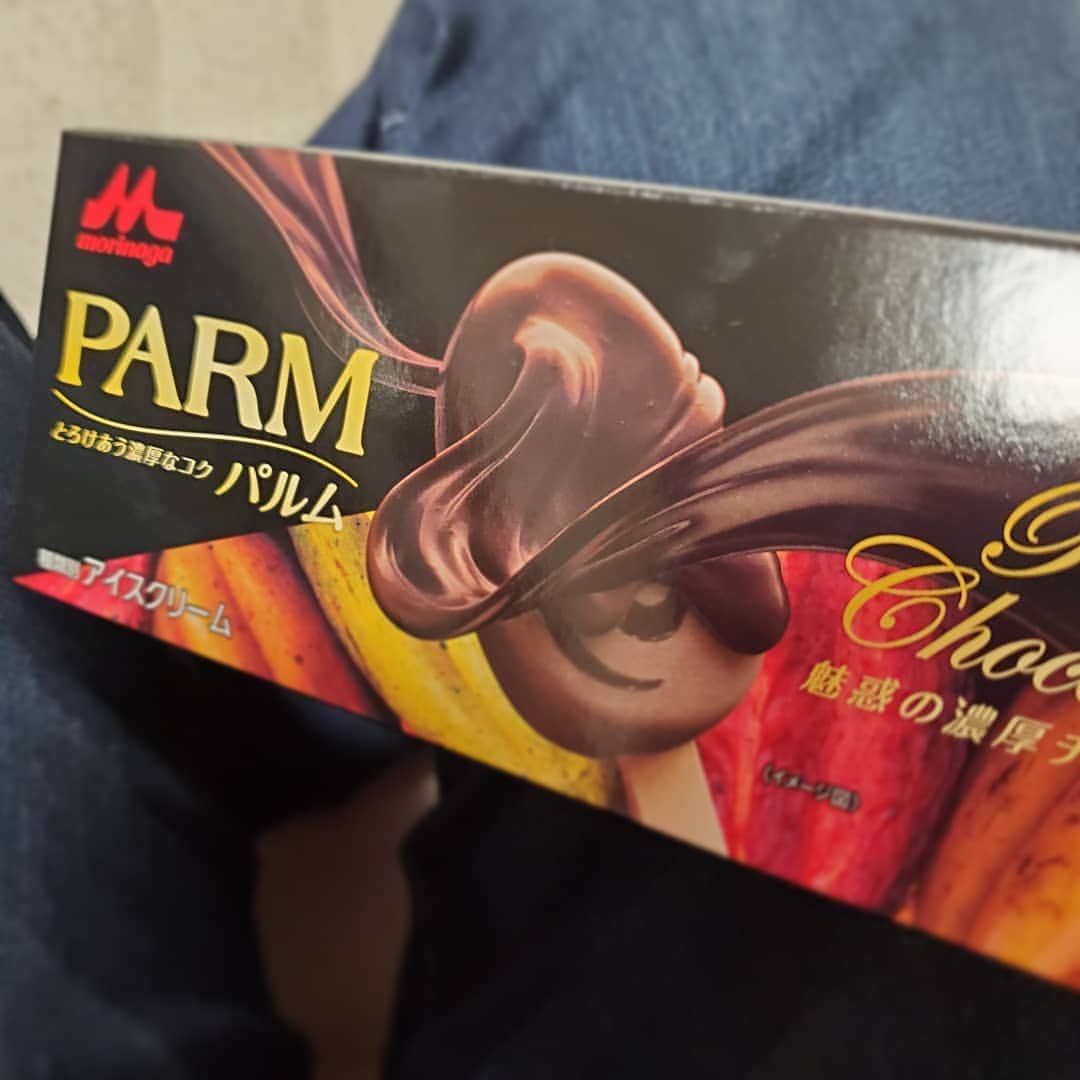 朱神宝のインスタグラム：「原稿中の楽しみ✨ PARMシリーズの中でも一際好きな味だった。 濃厚さがたまらん。 #PARM」