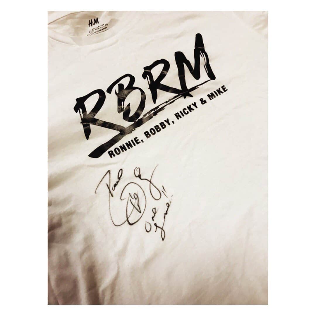 中村果生莉さんのインスタグラム写真 - (中村果生莉Instagram)「😍🙏✨ . . 昨日は初めてのアーティスト#RBRM のライブへ…☺️👍 . . そしたら、なんと！ . . メンバーの一人、Rickyさんが、最後にサイン入りのTシャツを投げてくれたという奇跡…😭🙏💕 . . そんなノリノリだったかな？！笑 . . 大切にしよう(^-^) . . レジェンド達のパフォーマンスはいうまでもなく最高でした🤗 . . また来日してくれないかなー(*Ü*) . . #billboardlivetokyo  #rbrm  #music  #live」10月16日 16時07分 - kaori.nakamura_0226
