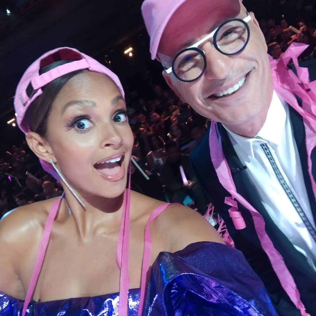 アリーシャ・ディクソンさんのインスタグラム写真 - (アリーシャ・ディクソンInstagram)「Just another day at the office with @howiemandel #AGTChampions @agt 🇺🇸」10月16日 16時06分 - aleshaofficial