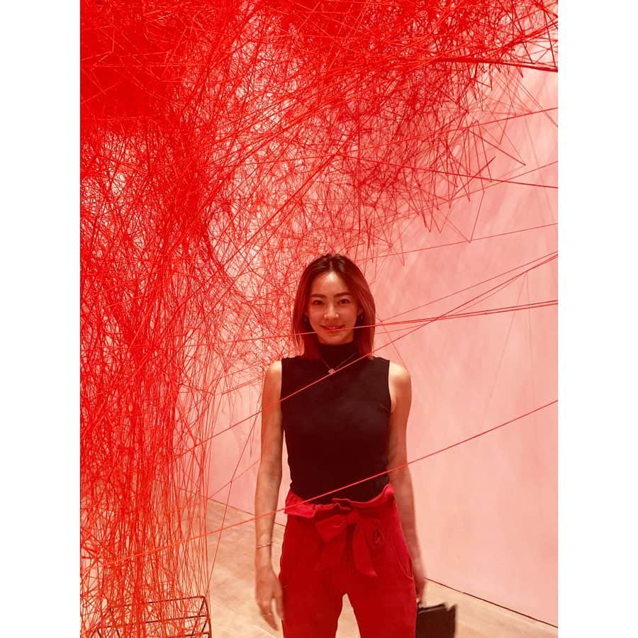 松岡李那さんのインスタグラム写真 - (松岡李那Instagram)「#塩田千春展 #魂がふるえる 🌹 想像と違って結構怖かった！😮 真っ赤な部屋、真っ黒な部屋、 人種、繋がり、身体、色々想像させられました。 ・ ・ ・  #アート巡り #アート好き  #アート #art #chiharushiota #森美術館」10月16日 16時09分 - linahxoxo