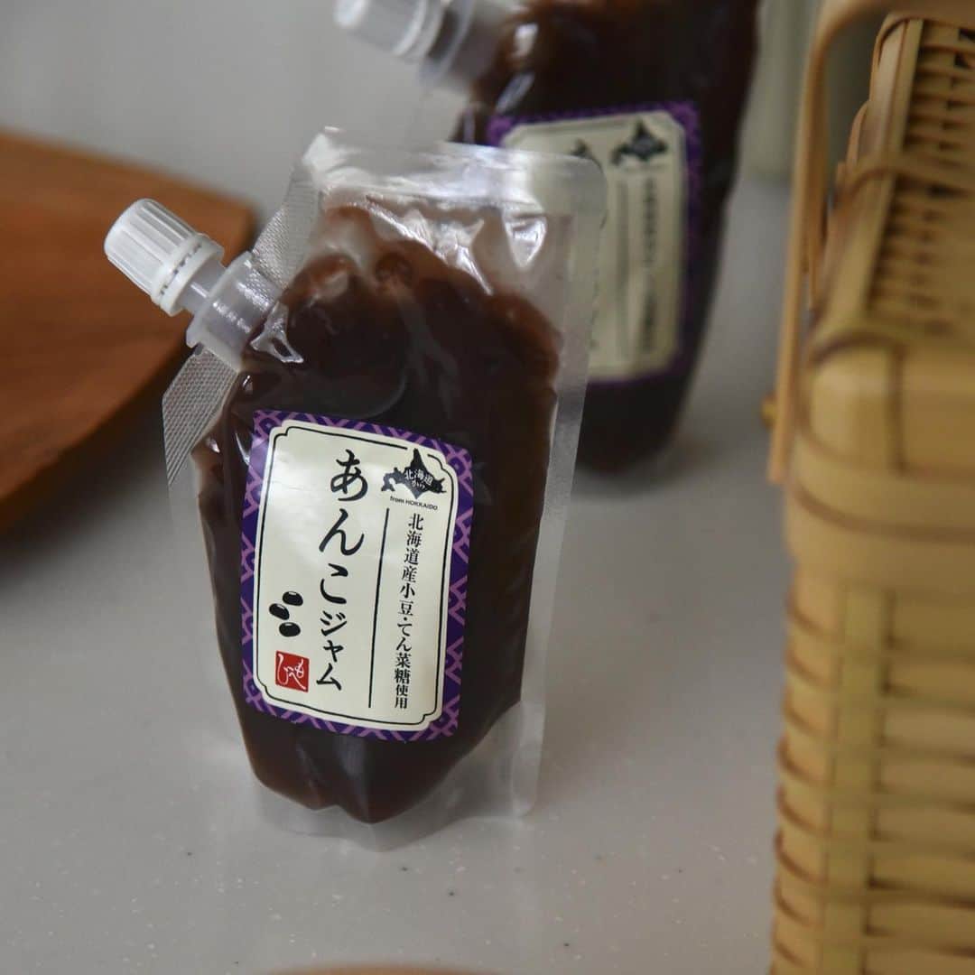 のインスタグラム：「カルディ購入品😆 ・ 友達から教えてもらって買いに走った、あんこジャム♥️ ・ チューブ入りで使いやすい！だけじゃないんです💦 あっさり上品な甘さですっごく美味しい😍 ・ あまりの美味しさにリピ買いしに行ったら売り切れてたよー😑 ・ ネットストアも完売・・・ 入荷したらまた買お✨ ・ ブログで詳しくご紹介しています。 @mi1341 ←プロフィールのURLからブログへ飛べます。 ・ 是非ご覧頂けたら嬉しいです😊 ・ #めがねとかもめと北欧暮らし#KALDI#カルディ#カルディ購入品#あんこジャム#あんバタートースト#あんバター#トースト#おやつ#餡子#もへじ#cooking#cook#cookingram ・」
