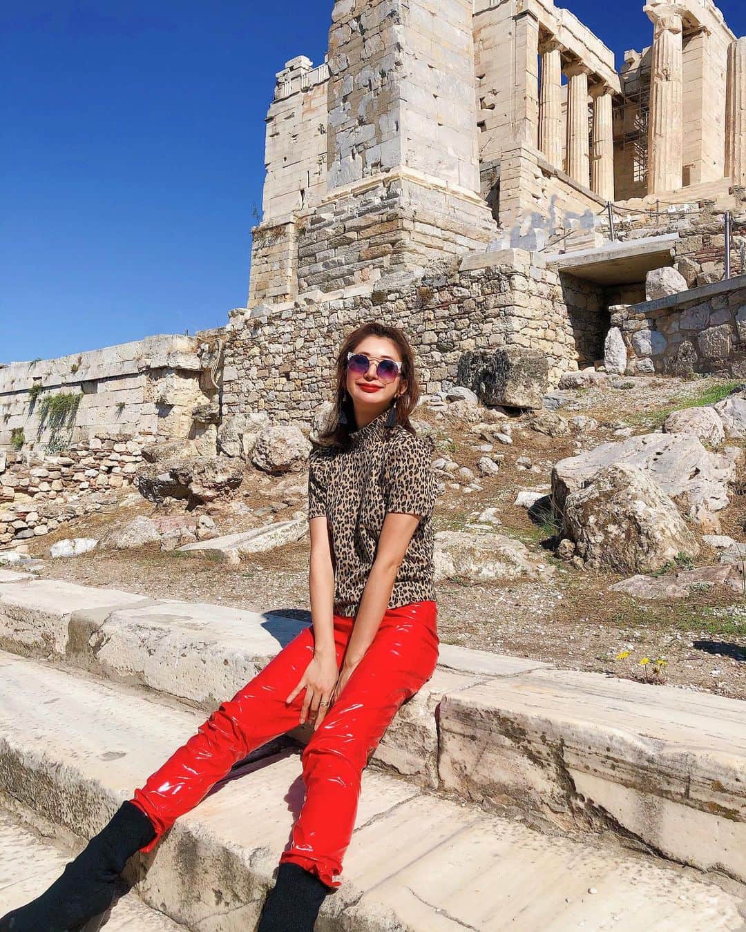 中村江莉香さんのインスタグラム写真 - (中村江莉香Instagram)「#パルテノン神殿 🇬🇷 #ギリシャ神話 #神秘 #🌎 ・ 大迫力と繊細さ、美しいなと素直に感じる心と、どこかミステリアスな感覚にも陥ります。 地球の素晴らしさ🕊繋がる世界🕊 今日もみんなで地球を回してゆく🌏💓 ・ #世界遺産 #アクロポリス #えりか旅行 🇬🇷🙏🌎🇯🇵 ・ #ポセイドン #アルテミス #ギリシャ神話 #パルテノン #古代ギリシャ #ギリシャ神話の女神 #歴史を知る #歴史を見る #教科書の世界 #教科書で見たことあるシリーズ #ゼウス #ゼウス神殿 #神 #素晴らしい景色に感動 #心躍らずにはいられない #アテネ旅 #デザイナー #海外旅行好きな人と繋がりたい #海外旅行 #ヨーロッパ好き #アテネ旅 #プロトラベラー #地球の歩き方」10月16日 16時26分 - erica_nakamura