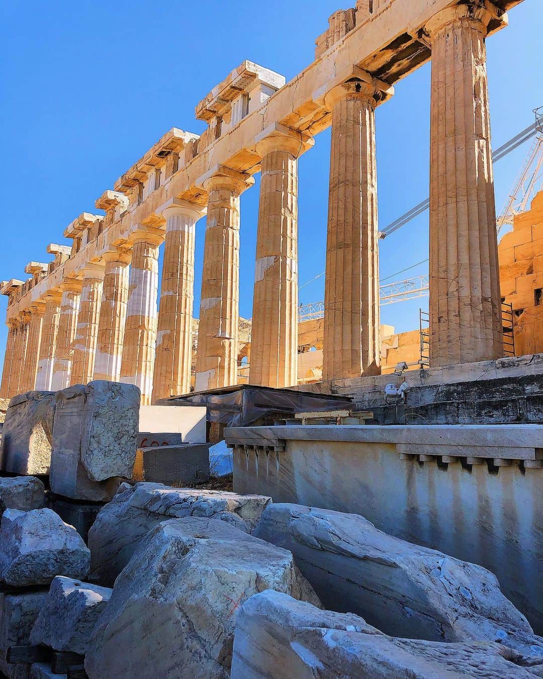 中村江莉香さんのインスタグラム写真 - (中村江莉香Instagram)「#パルテノン神殿 🇬🇷 #ギリシャ神話 #神秘 #🌎 ・ 大迫力と繊細さ、美しいなと素直に感じる心と、どこかミステリアスな感覚にも陥ります。 地球の素晴らしさ🕊繋がる世界🕊 今日もみんなで地球を回してゆく🌏💓 ・ #世界遺産 #アクロポリス #えりか旅行 🇬🇷🙏🌎🇯🇵 ・ #ポセイドン #アルテミス #ギリシャ神話 #パルテノン #古代ギリシャ #ギリシャ神話の女神 #歴史を知る #歴史を見る #教科書の世界 #教科書で見たことあるシリーズ #ゼウス #ゼウス神殿 #神 #素晴らしい景色に感動 #心躍らずにはいられない #アテネ旅 #デザイナー #海外旅行好きな人と繋がりたい #海外旅行 #ヨーロッパ好き #アテネ旅 #プロトラベラー #地球の歩き方」10月16日 16時26分 - erica_nakamura
