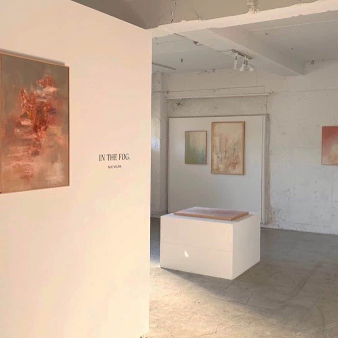 中瀬萌のインスタグラム：「改めまして、10月14日に﻿ 個展「IN THE FOG.」を終えました。﻿ ﻿ 一年間、作り続けて、良かったなって。﻿ それだけを強く、ずっと、思っていた10日間でした。﻿ ﻿ 足をお運びくださった多くの方々に、感謝。  そして、ずっとサポートしてくれたギャラリーのともじさん、 そして穏やかで豊かで多彩なみどり荘の皆様に、心から感謝。 本当に、助けられたし、多くを学ばせてもらった。﻿ ﻿ ﻿ いつかまたここで。 ﻿ ﻿ ﻿ ﻿ ﻿ 「IN THE FOG.」 ﻿ ﻿ ﻿ ﻿ 音もなく動き、それはいつのまにか﻿ 集合体となり、消えてはまた、現れる。﻿ ﻿ その姿を俯瞰していても、﻿ 姿形捉えられぬ、たちこめる霧のなかで﻿ 私達は気がつくとその中で彷徨っている。﻿ ﻿ 自分の輪郭は誰にも奪うことが出来ないのに﻿ いつしか規定された何かで失われていく。﻿ ﻿ これは私の個人史だ。﻿ そして、私達一人一人の個人史だ。﻿ ﻿ どうかあなたが誰かになろうとせぬように﻿ 誰かになるためにあなたを隠さぬように﻿ あなたのためにあなたが生きられるように﻿ その一つの存在を確かめられるように。﻿ ﻿ ﻿」