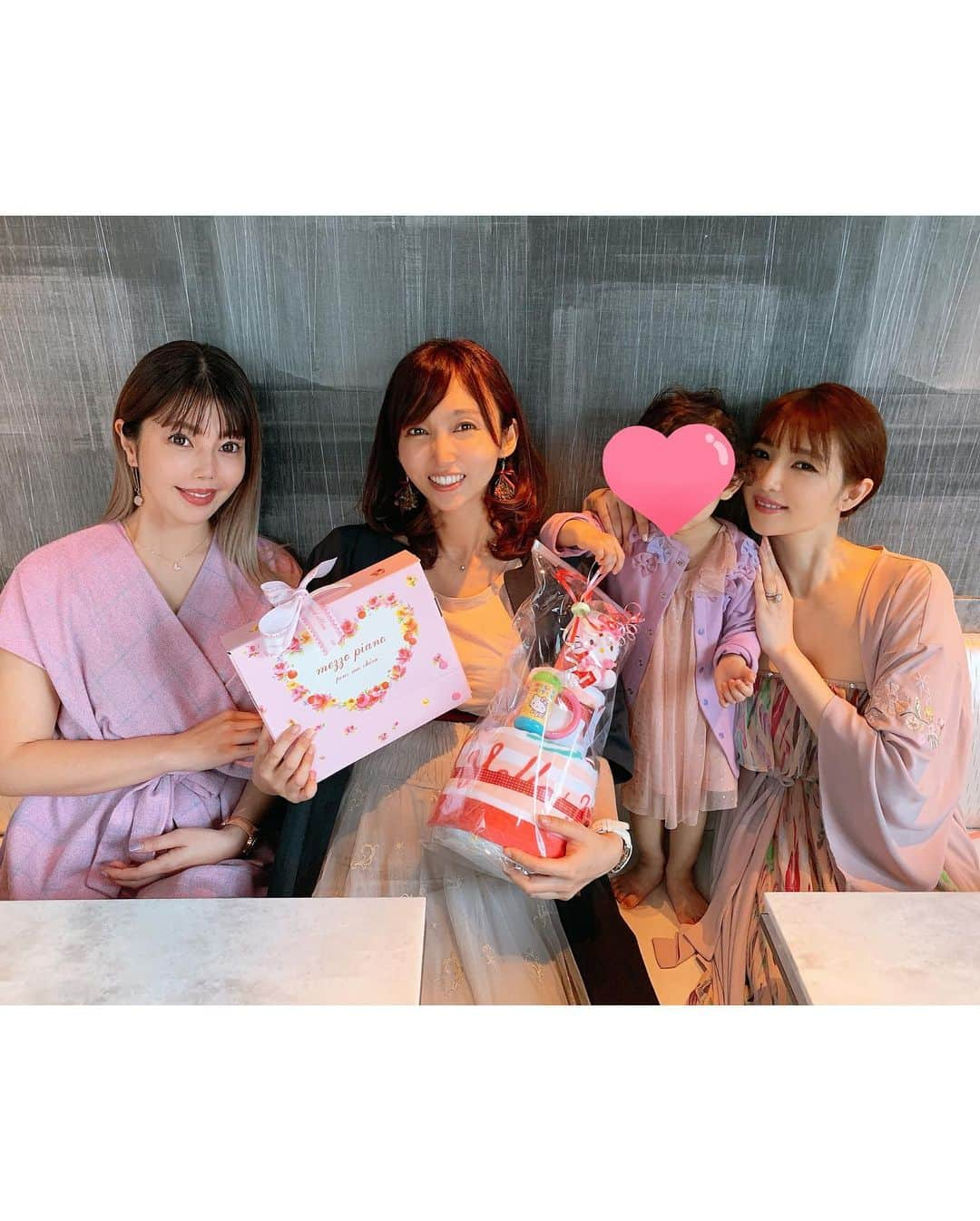 住谷杏奈さんのインスタグラム写真 - (住谷杏奈Instagram)「･ @risayoshiki0727  りさちゃん妊婦生活お疲れ様でしたの会🙂 ･ 出産の頃の話をしていたら 11年前と8年前の事ですが、 妊婦時代を思い出しました😌 ･  私は出産直前は、 足が浮腫んで浮腫んで、 クリームパンみたいになっていたな🐾 パンパンに腫れて辛かった😣 皆さんはどうでしたか？？ ･ でも産んだ直後にはサーッと久しぶりに見る足首がでてきて驚いたなぁ😌 とか思い出してみる😏 ･」10月16日 16時23分 - annasumitani