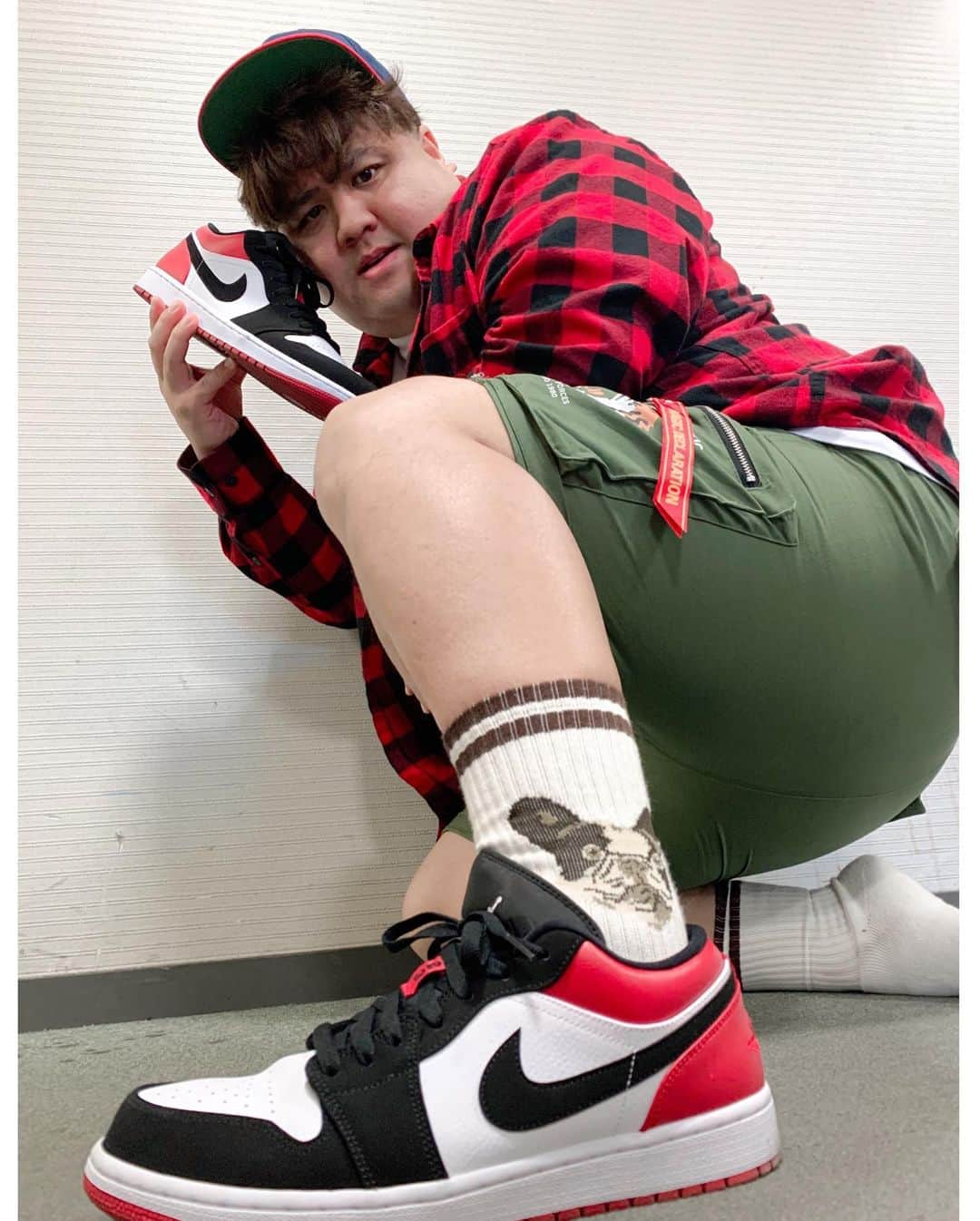 池田真一さんのインスタグラム写真 - (池田真一Instagram)「すっかり秋！ てかもう一瞬で冬！ JORDAN1Lowつま黒！ 靴下は犬！ パンツはスカジャン風のカーゴパンツ！ 今日はもっともっとマンゲキ！ からし蓮根の日！ よろしく！ めっちゃデブ！」10月16日 16時34分 - wartdebu