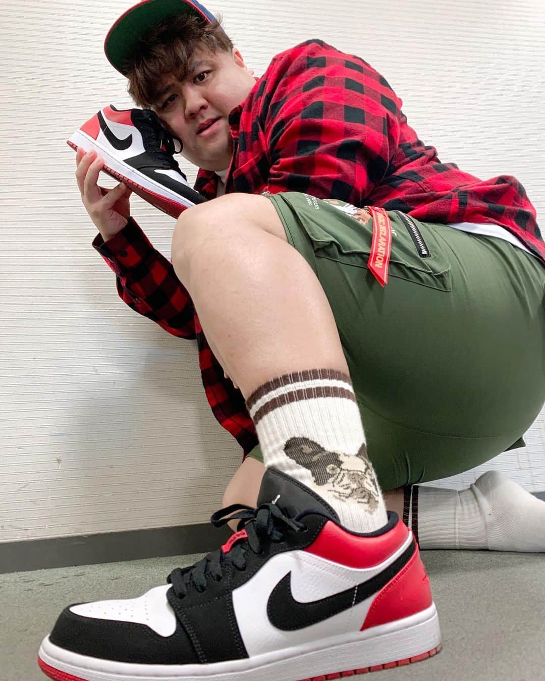 池田真一のインスタグラム：「すっかり秋！ てかもう一瞬で冬！ JORDAN1Lowつま黒！ 靴下は犬！ パンツはスカジャン風のカーゴパンツ！ 今日はもっともっとマンゲキ！ からし蓮根の日！ よろしく！ めっちゃデブ！」