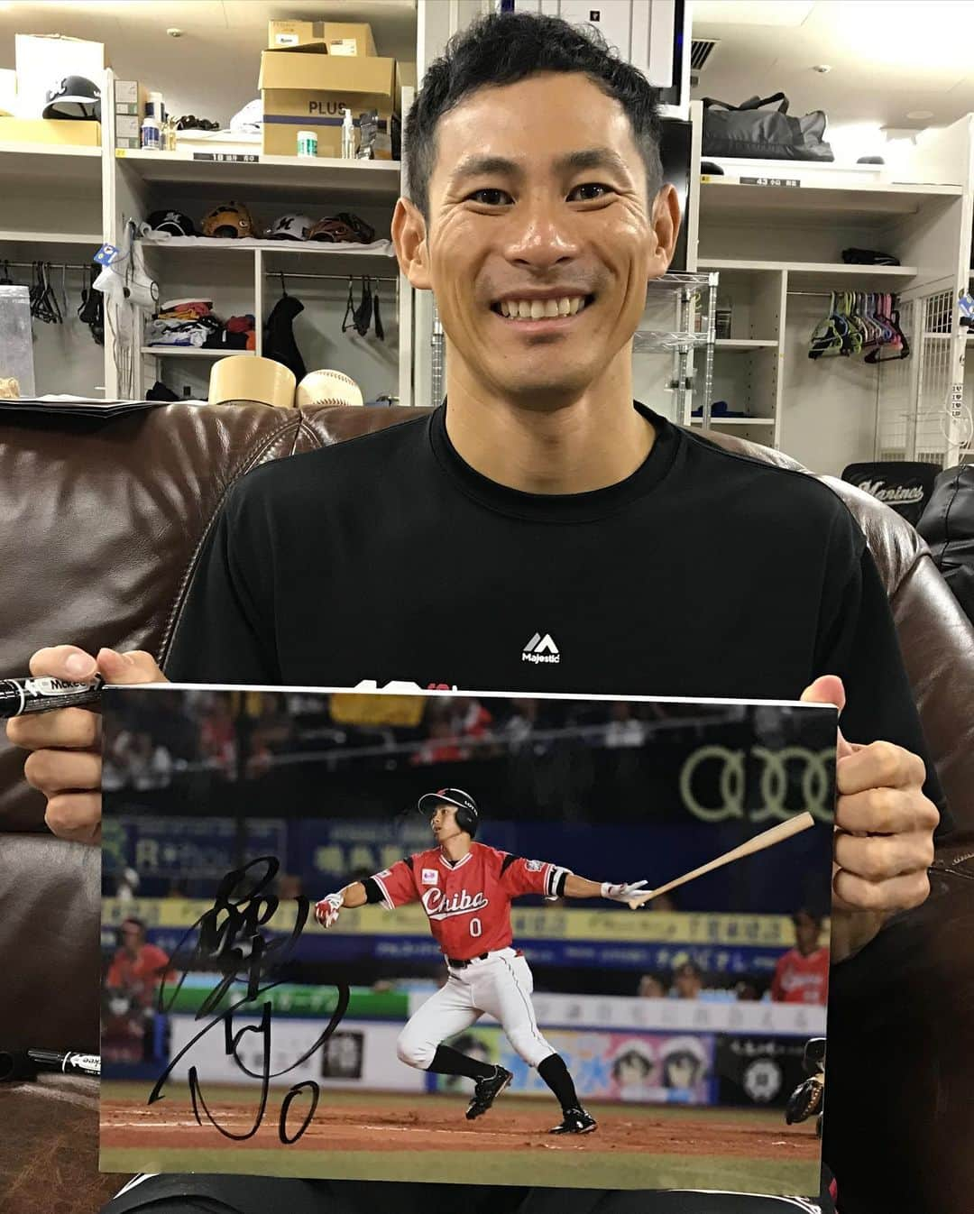 千葉ロッテマリーンズさんのインスタグラム写真 - (千葉ロッテマリーンズInstagram)「#荻野貴司 選手にもウッドパネルにサインをしてくれました。 ご購入いただいた皆さま、到着まで楽しみにお待ちください。 #千葉ロッテマリーンズ #chibalotte  #🖋 #👍 #フォトレコ」10月16日 16時46分 - chibalotte