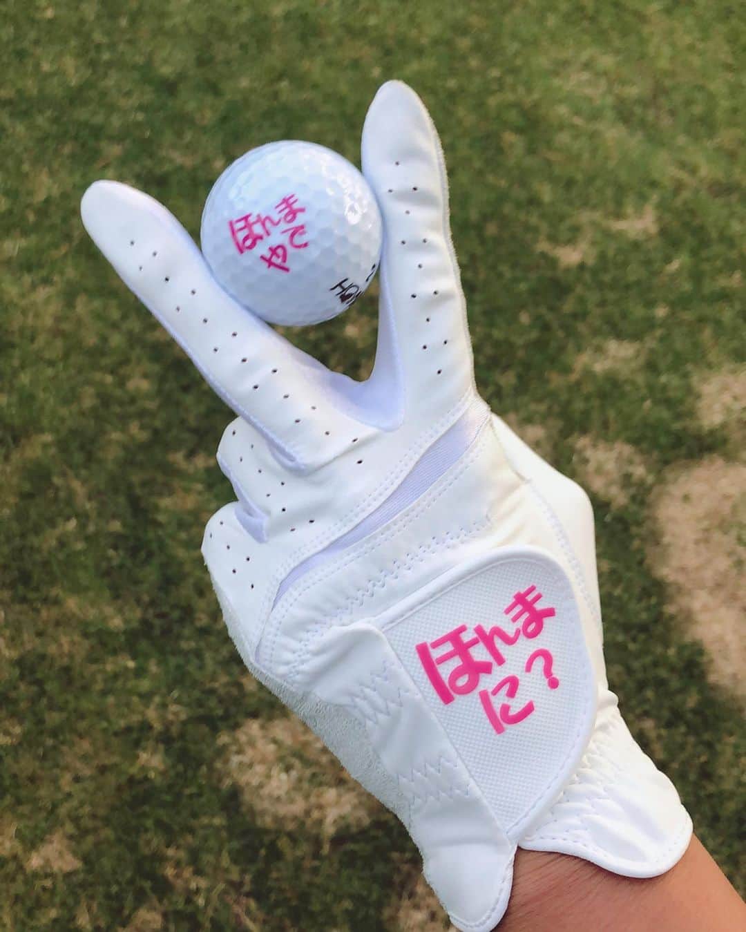 あおい夏海さんのインスタグラム写真 - (あおい夏海Instagram)「おはようございます🍒 . . 大好評の"ほんまにグローブ" いよいよ来月発売！！ . ほんまに？ ほんまやで！ . ほんまに、ほんまやでボールは試作品❤️ めっちゃ可愛いやん💓💓 .  今日のゴルフコーデ  @honmagolf @honmagolfjp . #ゴルフ #ゴルフウエア #ゴルフクラブ #ゴルフ女子 #本間ゴルフ #honma #本間ゴルフ酒田工場 #酒田 #山形 #山形出身 #筋トレ #ゴルフボール #ほんまに #ほんまやで  #ニット帽 #グローブ #ホンマ #ゴルフ男子 #もぐら #あおい夏海」10月16日 7時53分 - natsumi.aoi