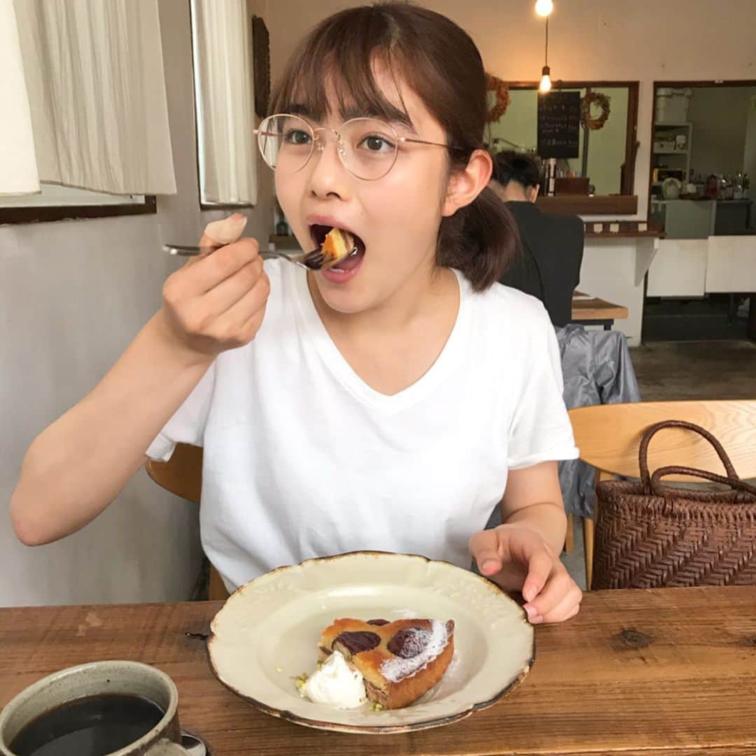 井上咲楽さんのインスタグラム写真 - (井上咲楽Instagram)「. 東京に戻る前に、お母さんとお茶🍵 お父さんには、買い物行ってくるねー！と言って #喫茶ロクガツ に行きました。笑 . . 3回、4回くらい来ていて、毎回おいしい……！空間もとっても落ち着きます。生のイチジクが入ったロールケーキは、モチモチとぷちぷちで食べるのが楽しかったです！渋皮煮のタルトと、ふたりでシェアして食べました！ . 一人暮らしをはじめてからお母さんとふたりでカフェに行くことが増えました . #真岡 #真岡カフェ  #喫茶ロクガツ #益子焼」10月16日 8時19分 - bling2sakura