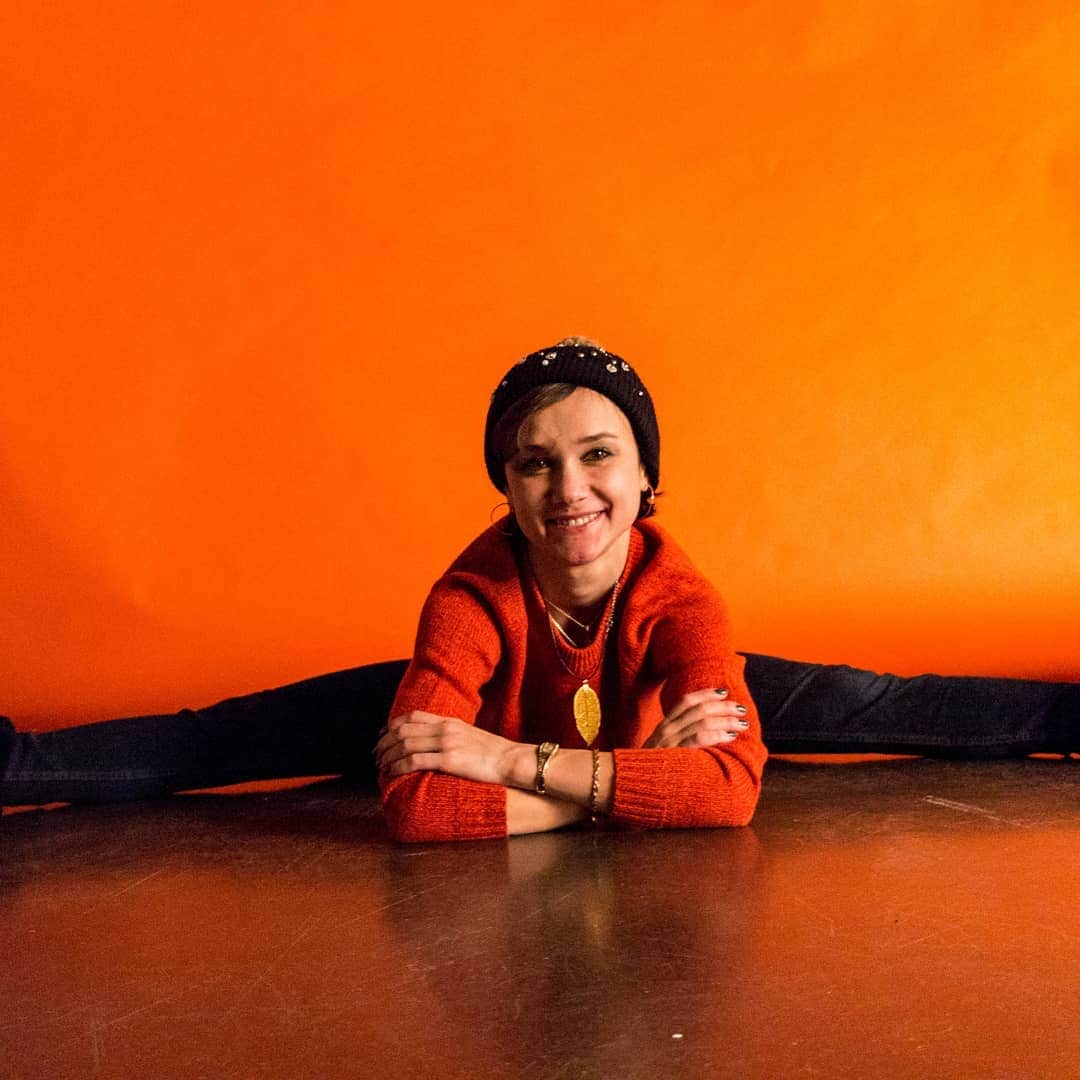 リュボーフィ・イリュシェチキナのインスタグラム：「Colours of fall 🍁🍂 Orange is my favourite. So positive and joyful, makes me smile 😊  Les couleurs de l'automne 🍁🍂 L'orange est ma préférée.  C'est tellement joyeux et positive, me fait sourire 😊 #autumn #orange #fall #smile #joy positivity #fun  Thanks, @henrybailliebrown 😉」