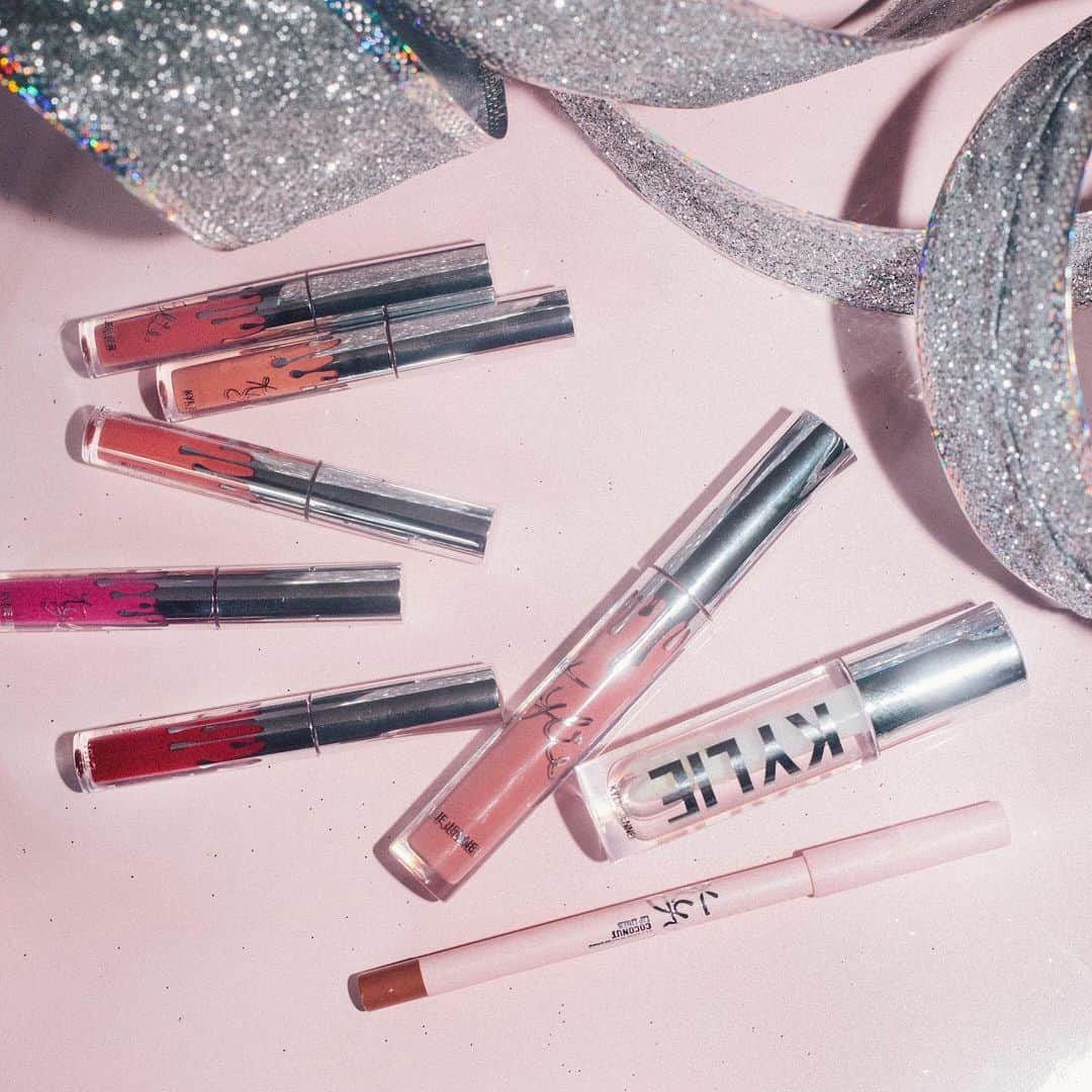Kylie Cosmeticsさんのインスタグラム写真 - (Kylie CosmeticsInstagram)「have you seen our holiday collection at @ultabeauty? 👀 head in store or shop ulta.com for this limited edition collection 💗✨」10月16日 8時28分 - kyliecosmetics