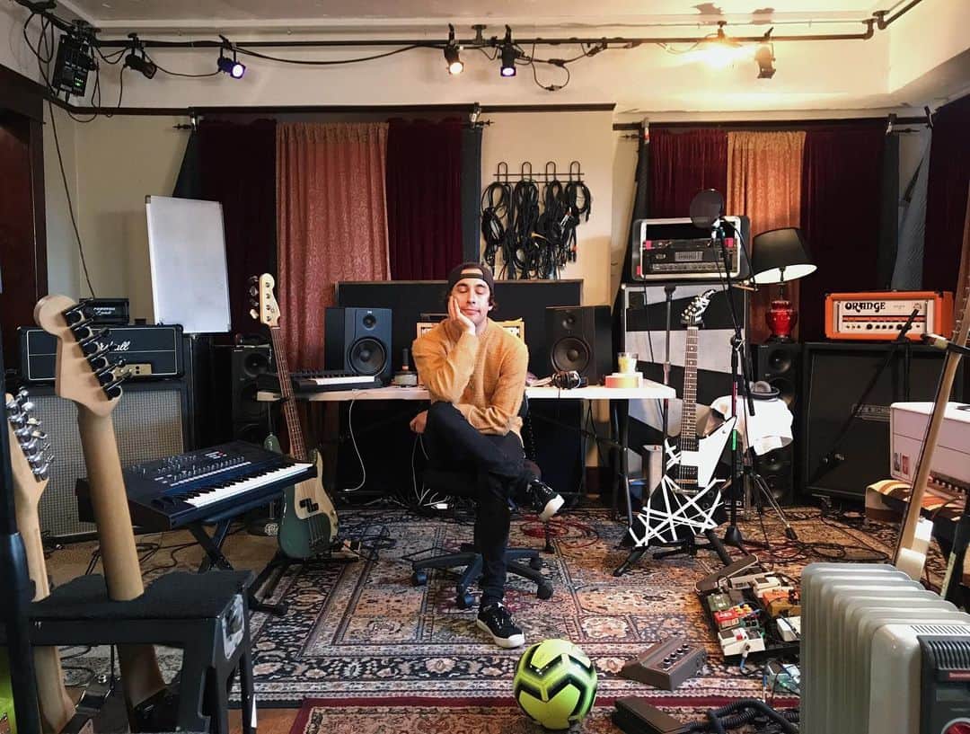 ヴィック・フエンテスのインスタグラム：「Dream to make believe 🌧」