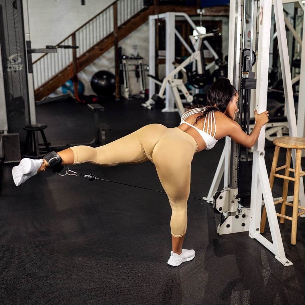 Katya Elise Henryさんのインスタグラム写真 - (Katya Elise HenryInstagram)「CABLE KICKBACKS! Who else here is a big fan of these? On top of the compound lifts - the squats, the deadlifts, lunges etc - I love to add in accessory work to my workout routine to target my body and muscle groups differently! . With the right form, the cable kickback is great for creating shape at the top of your glutes - or the “shelf” booty. As I’m fairly quad dominant, this exercise really activates my glutes and hamstrings and isolates my quads. I looove to go heavy on this (but not too heavy, otherwise you’ll start straining your lower back)! A top tip of mine is to also make sure you’re wearing flat shoes (I love to take my shoes off), so that you have a solid base and grip of the ground to execute this right. . What are some of your favorite accessory exercises? Let me know in the comments down below! . If you’re new to @workouts_by_katya, my brand new 30 Days to a WBK girl program is perfect for you! Or, if you’re after some solid gains, check out my 8 Week THICC workout downloadable PDF - LINK IN BIO!」10月16日 9時02分 - katyaelisehenry